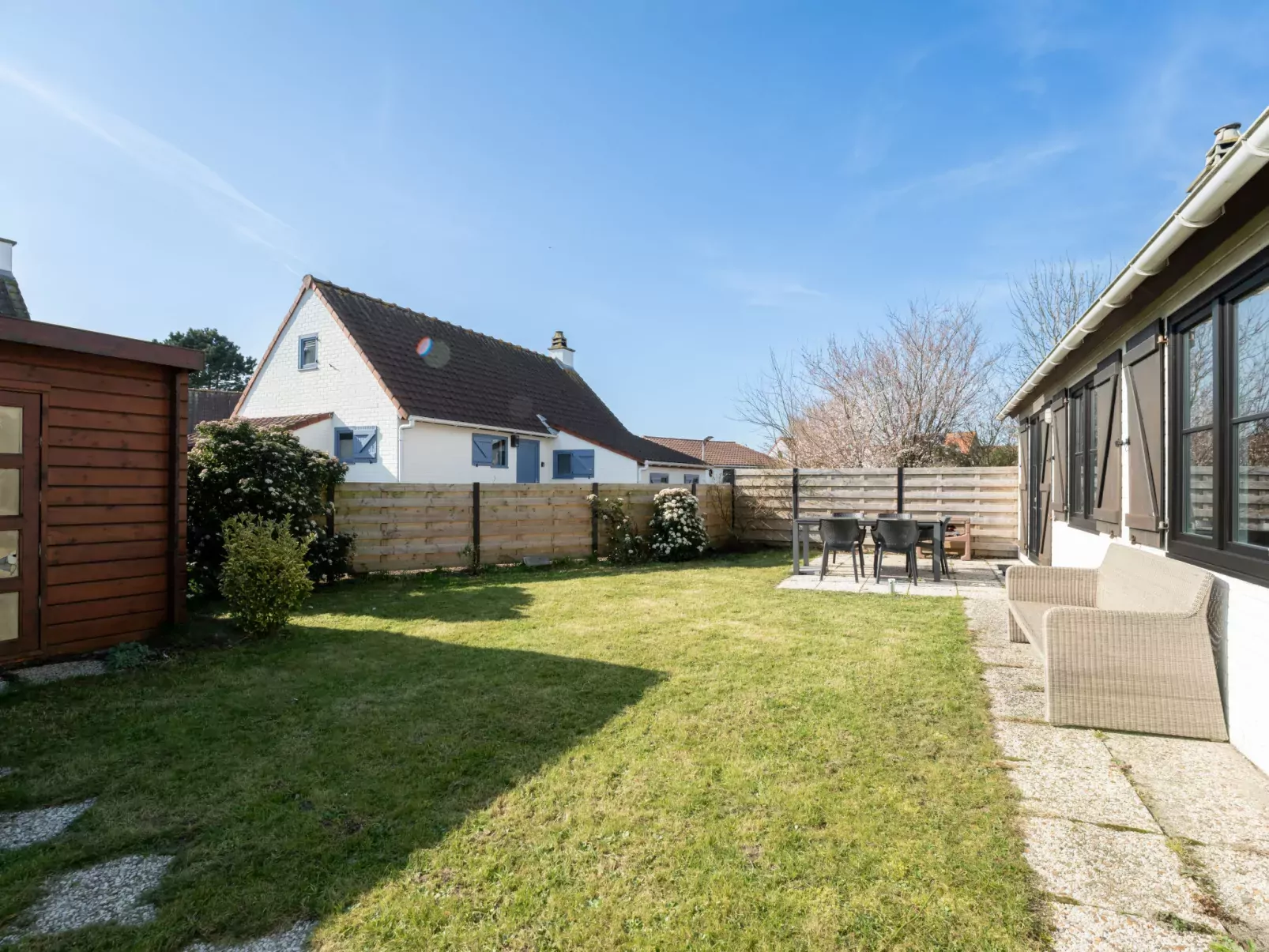 Beluga with parking and shared pool-Buiten