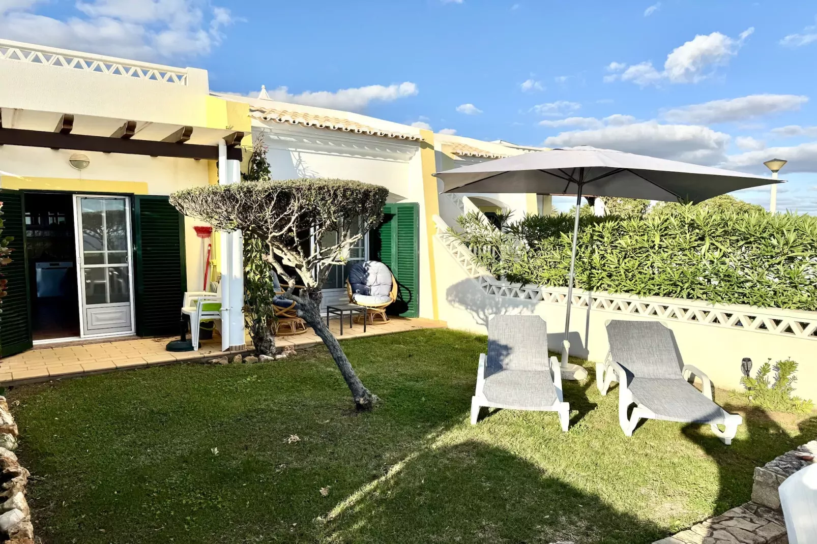 06 Terraços de Benagil (Casa Rosa Azul)-Tuinen zomer