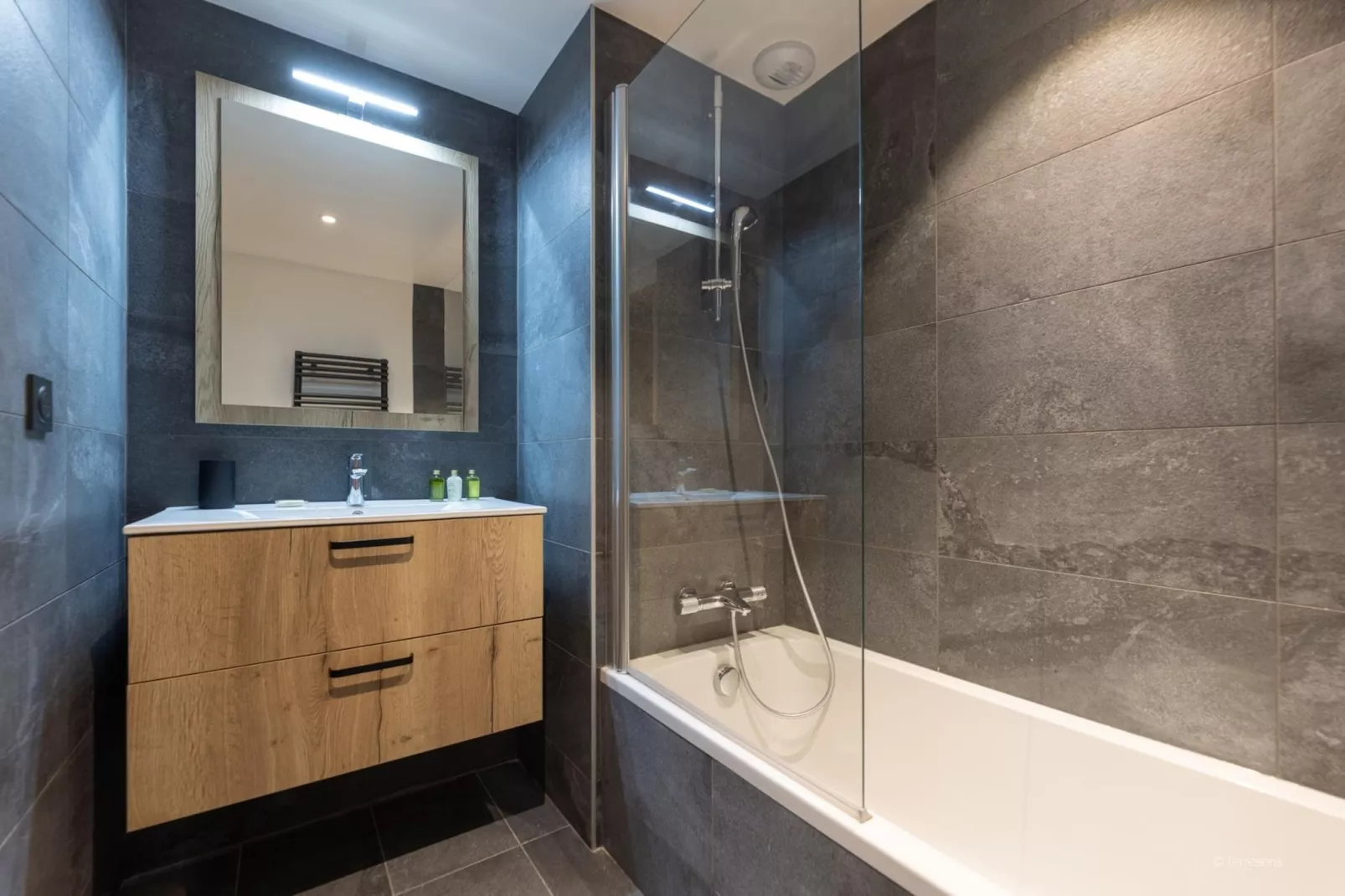 SERRE CHEVALIER Le Cristal Lodge-A36S-Badkamer