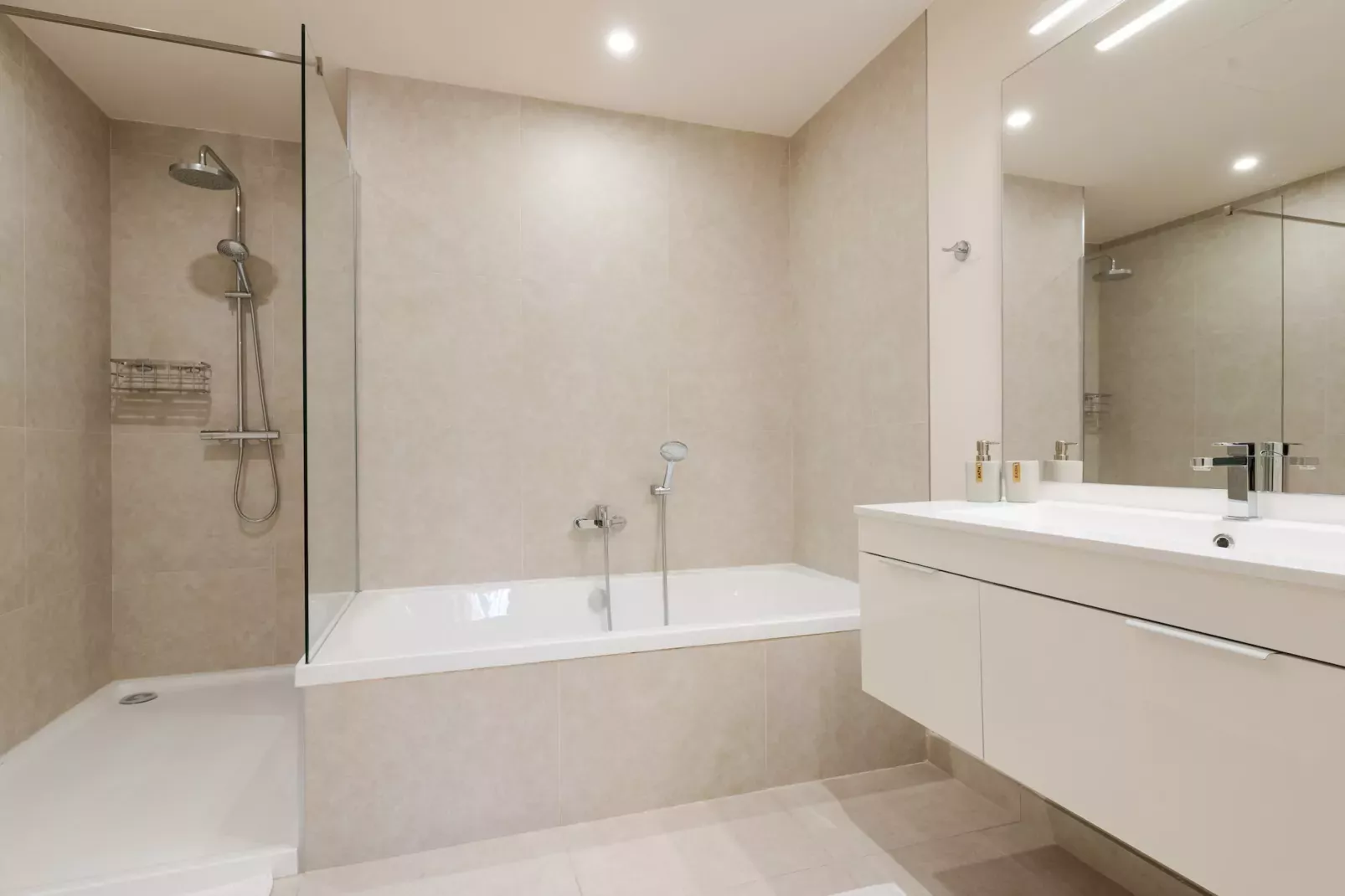 Jardinana - apartment with two bedrooms close to b-Badkamer