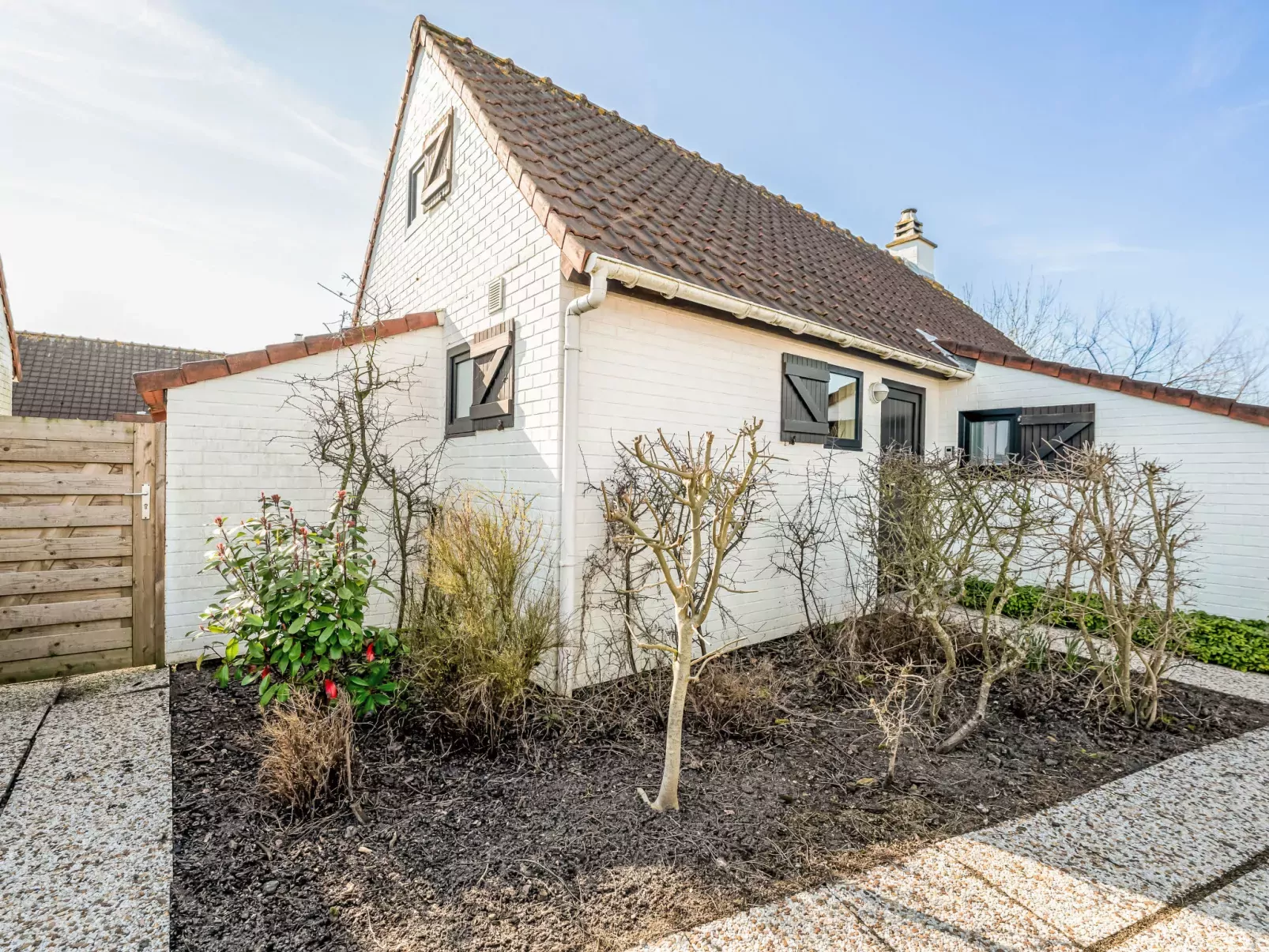 Beluga with parking and shared pool-Buiten