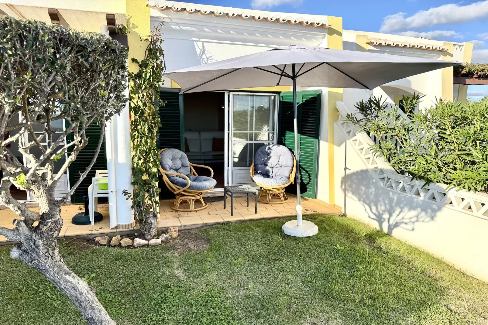 06 Terraços de Benagil (Casa Rosa Azul)-Tuinen zomer