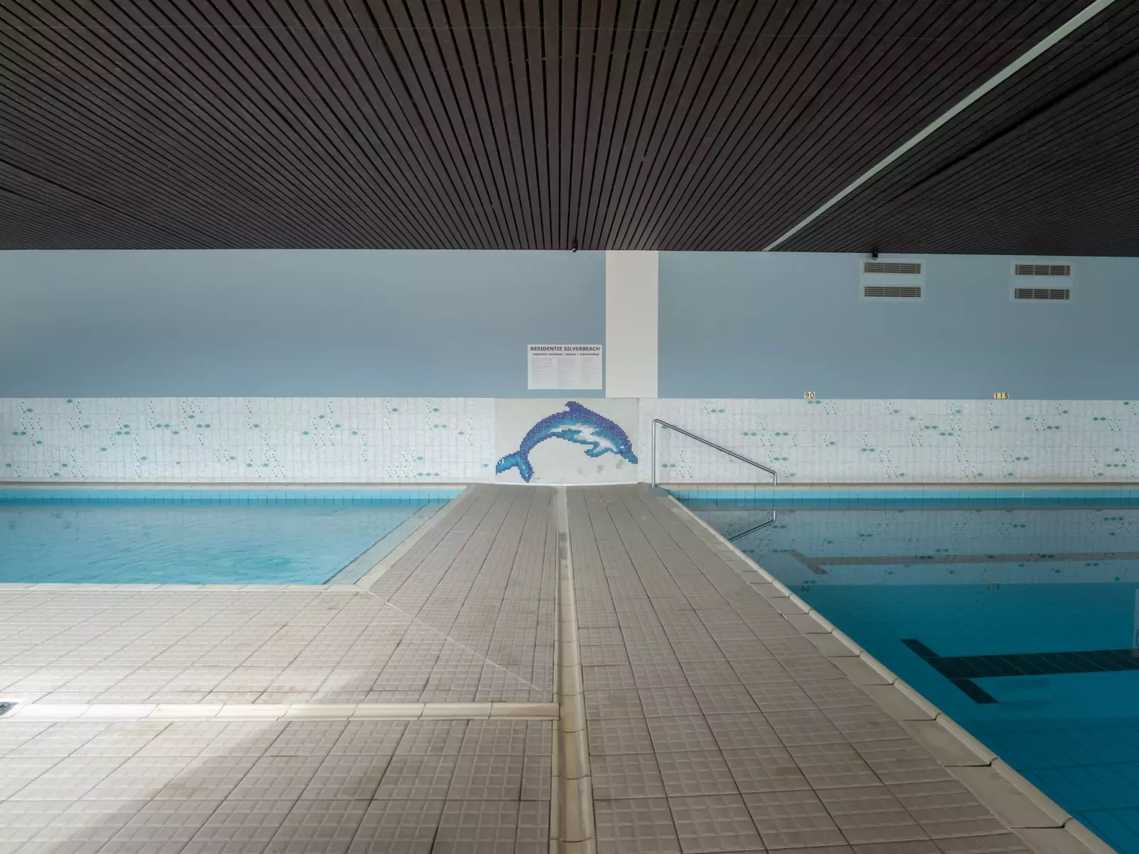 Cosy @ the beach studio with pool-Binnen