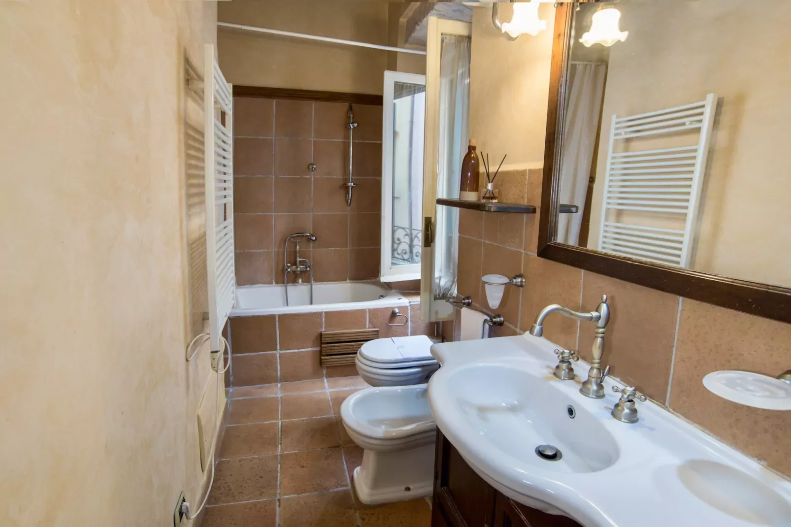 Trevi Fountain Apartment-Badkamer