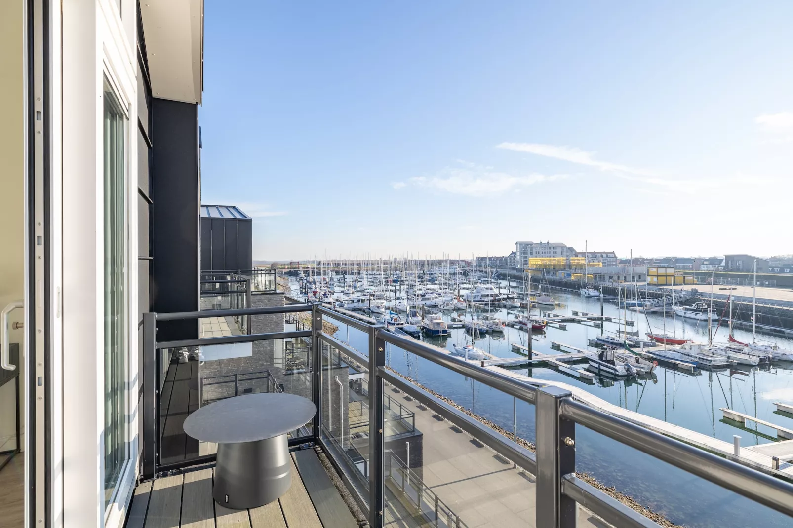 Appartement Vista Maris 'Haus am See' - Havenweg 8-30  Sint-Annaland-Uitzicht zomer