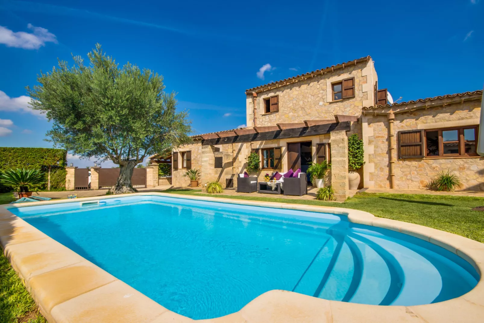 Finca Es Puput-Buitenkant zomer