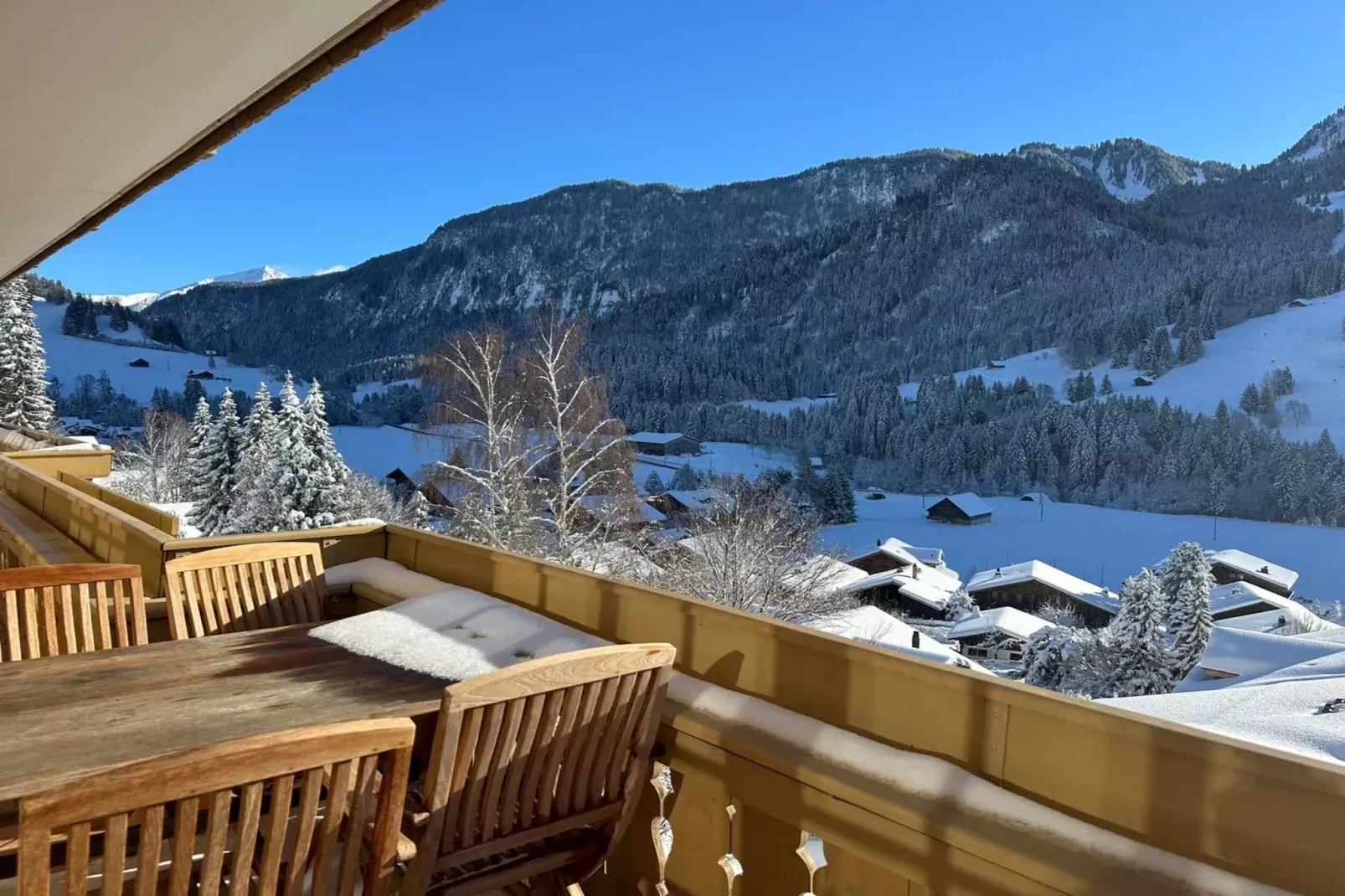 Marvelous Luxurious Furnished Flat with Outstanding Views-Uitzicht winter