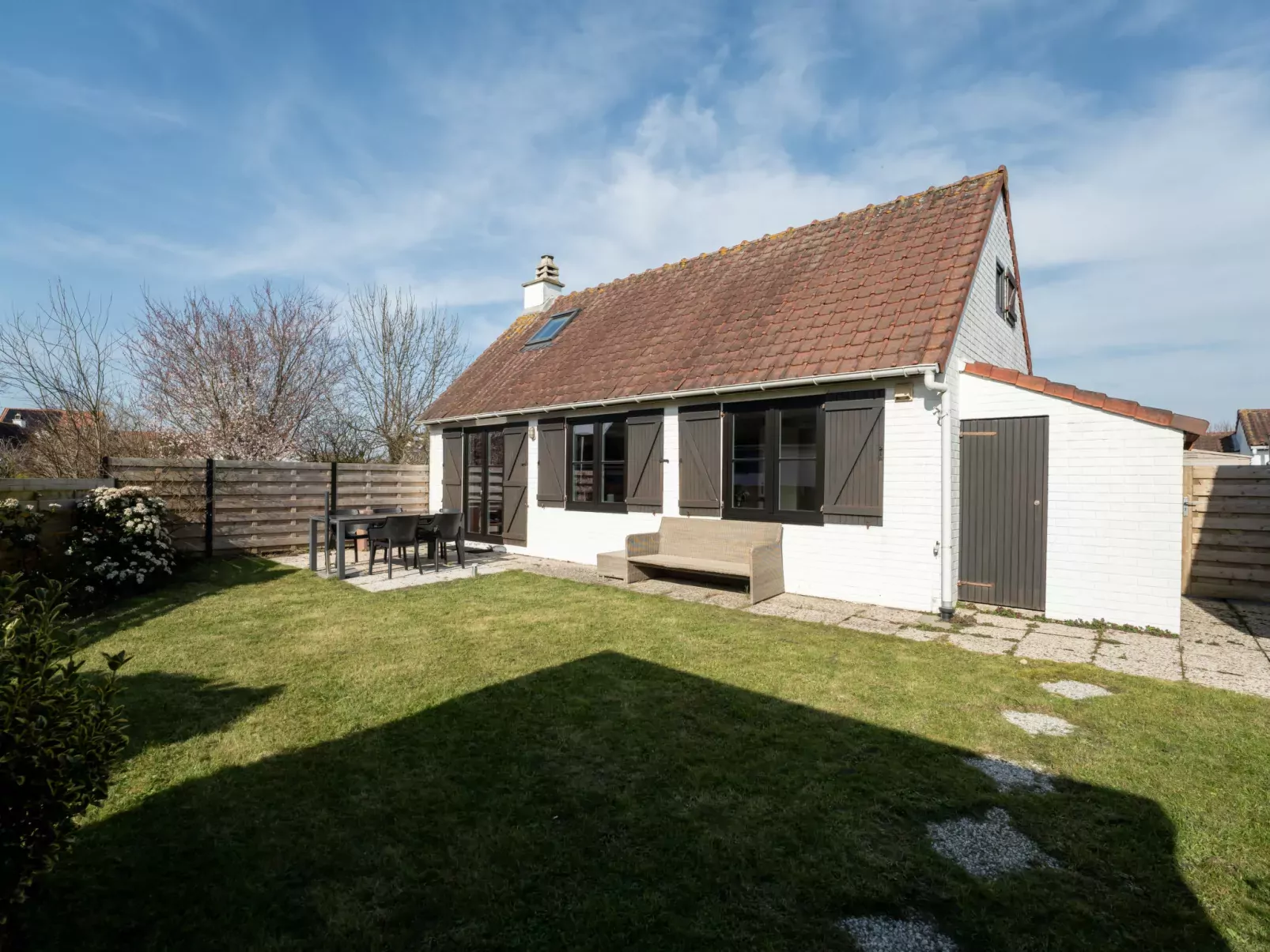 Beluga with parking and shared pool-Buiten