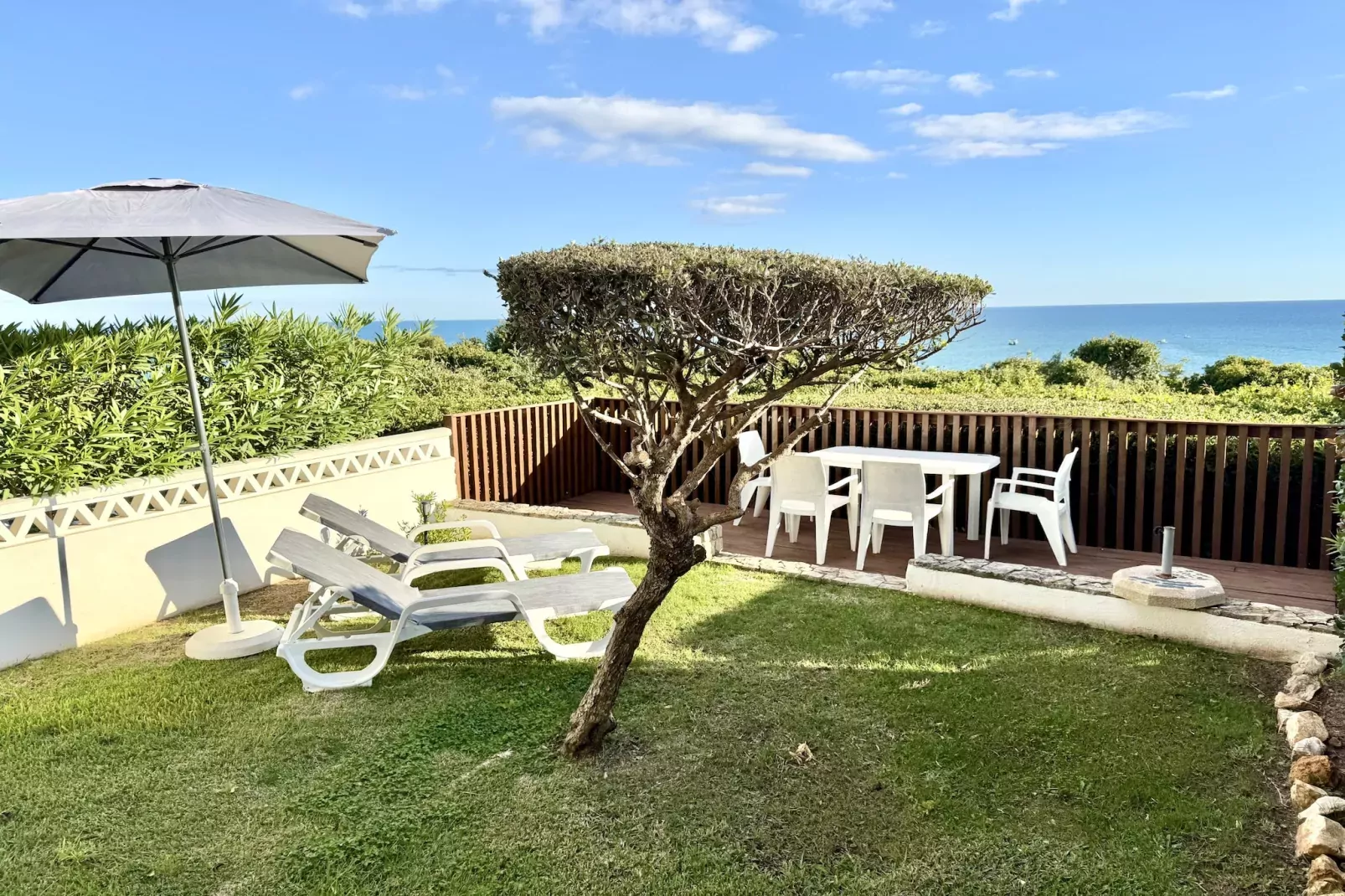 06 Terraços de Benagil (Casa Rosa Azul)-Tuinen zomer