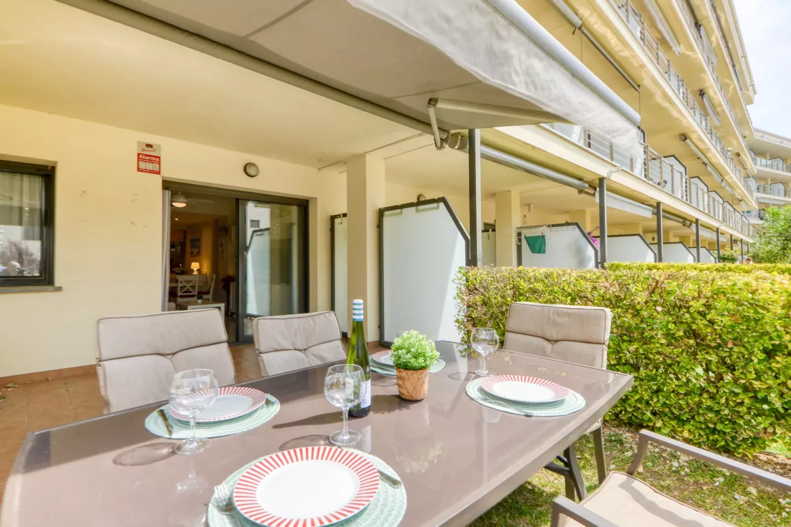 MILENI 2 4 Bjs 2 Roses-Terrasbalkon