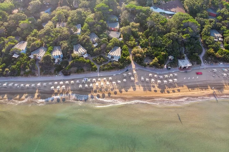 Holiday resort Riva degli Etruschi San Vincenzo-Ville Comfort  Trilo-SANGIOVETO 200 m dal mare-Buitenkant zomer