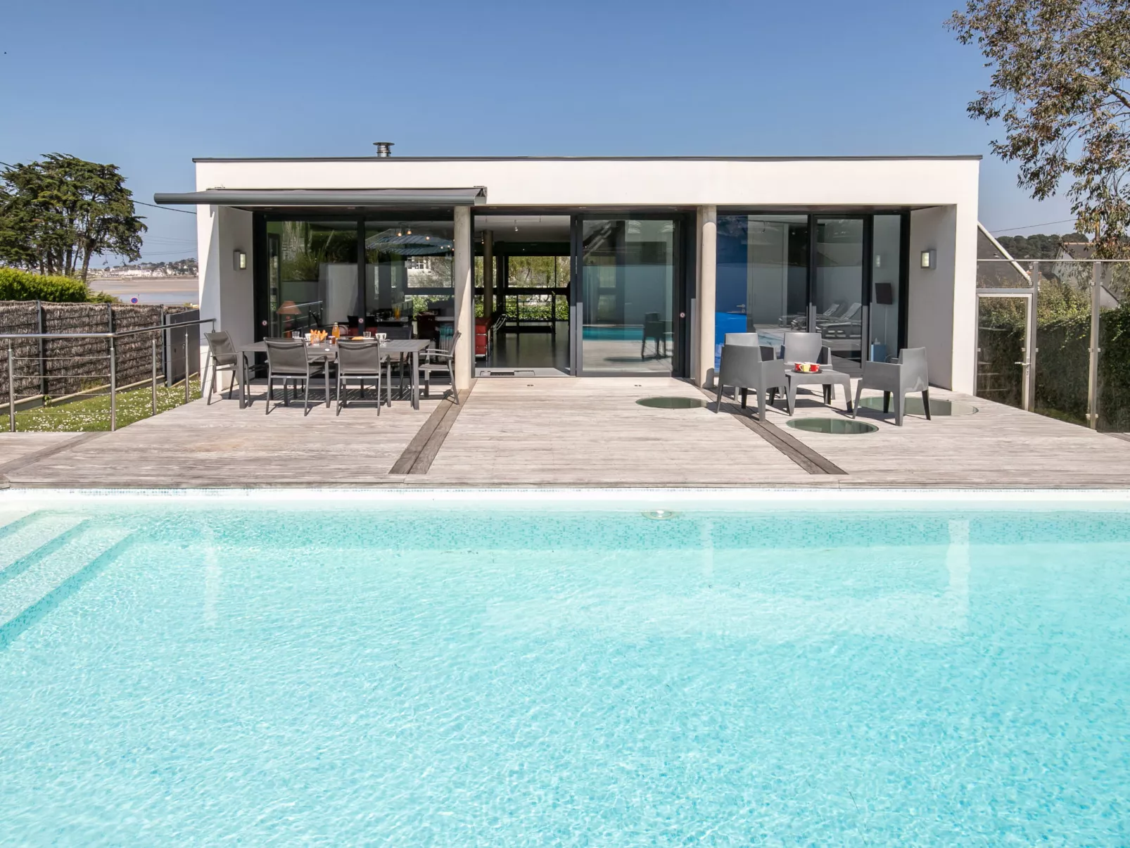 Villa de la Baie-Buiten