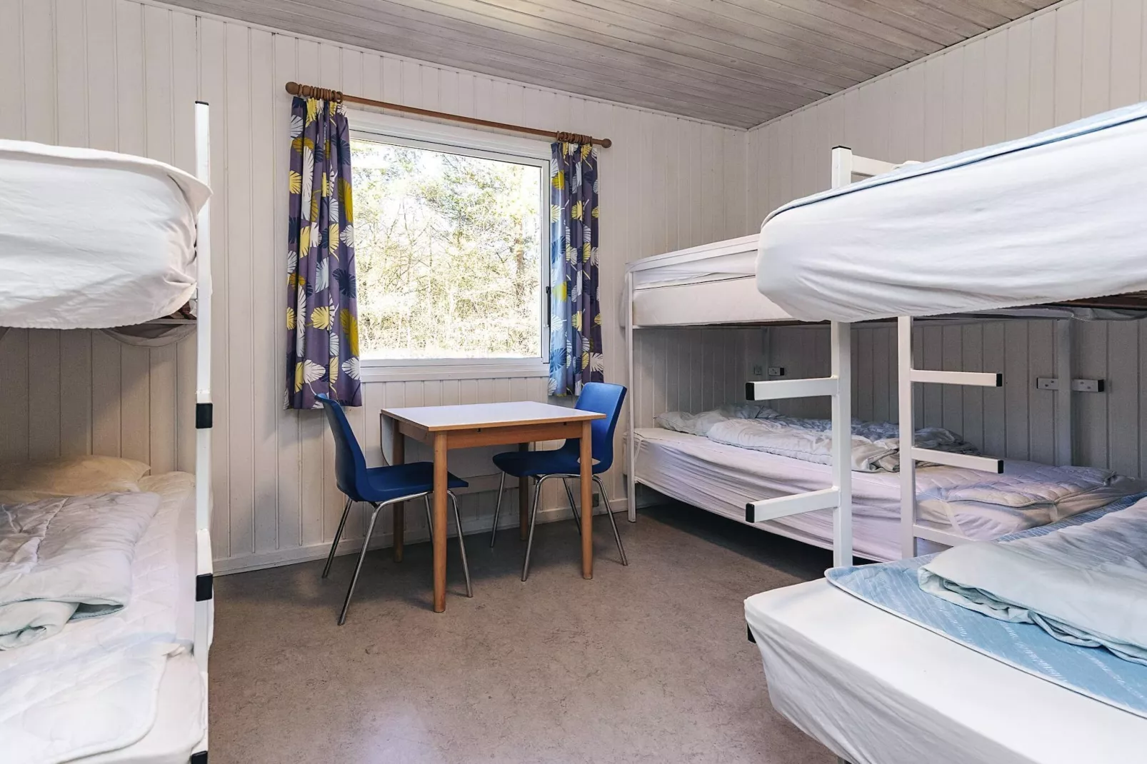 Delt værelse til 6 personer-Binnen