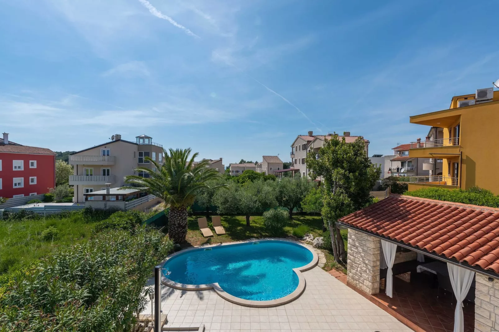 Villa Beauty with Private Pool-Terrasbalkon