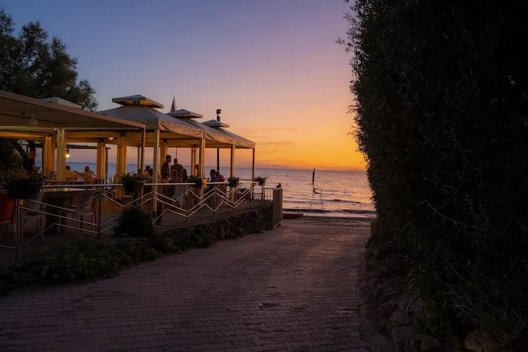 Holiday resort Riva degli Etruschi San Vincenzo-Ville Comfort  Trilo-SANGIOVETO 200 m dal mare-Buitenkant zomer