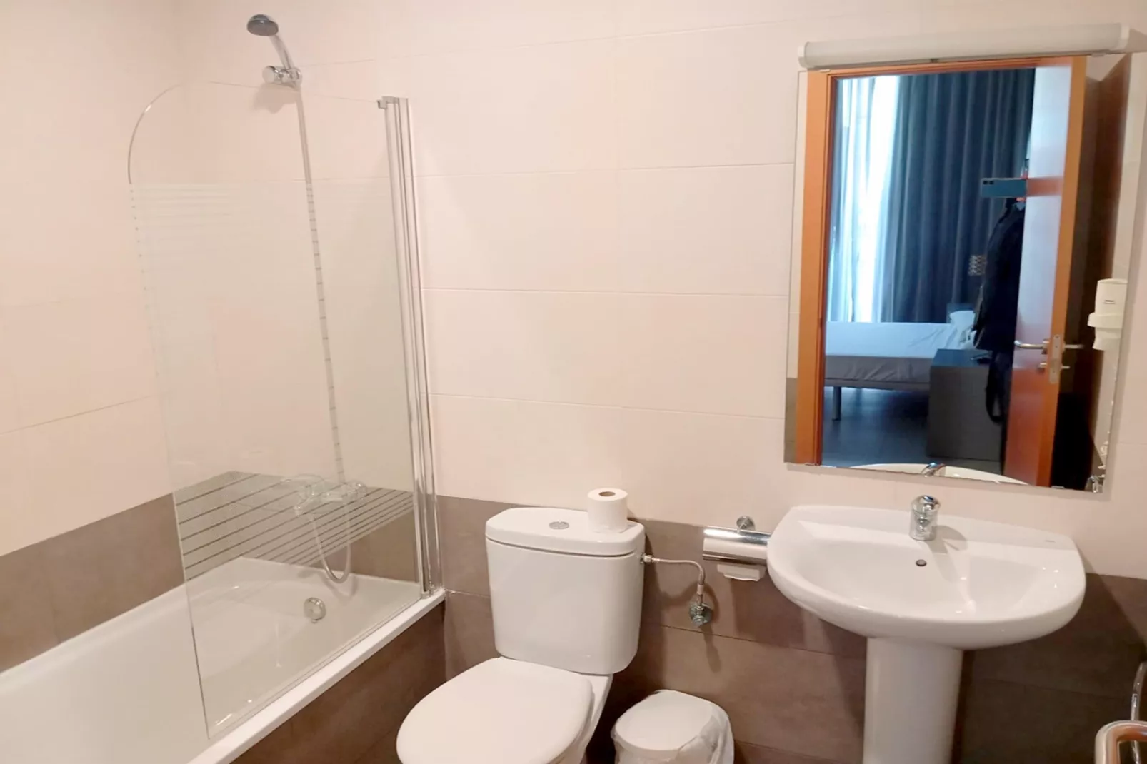 APOLO SUITES RENTALMAR 2/4-Badkamer