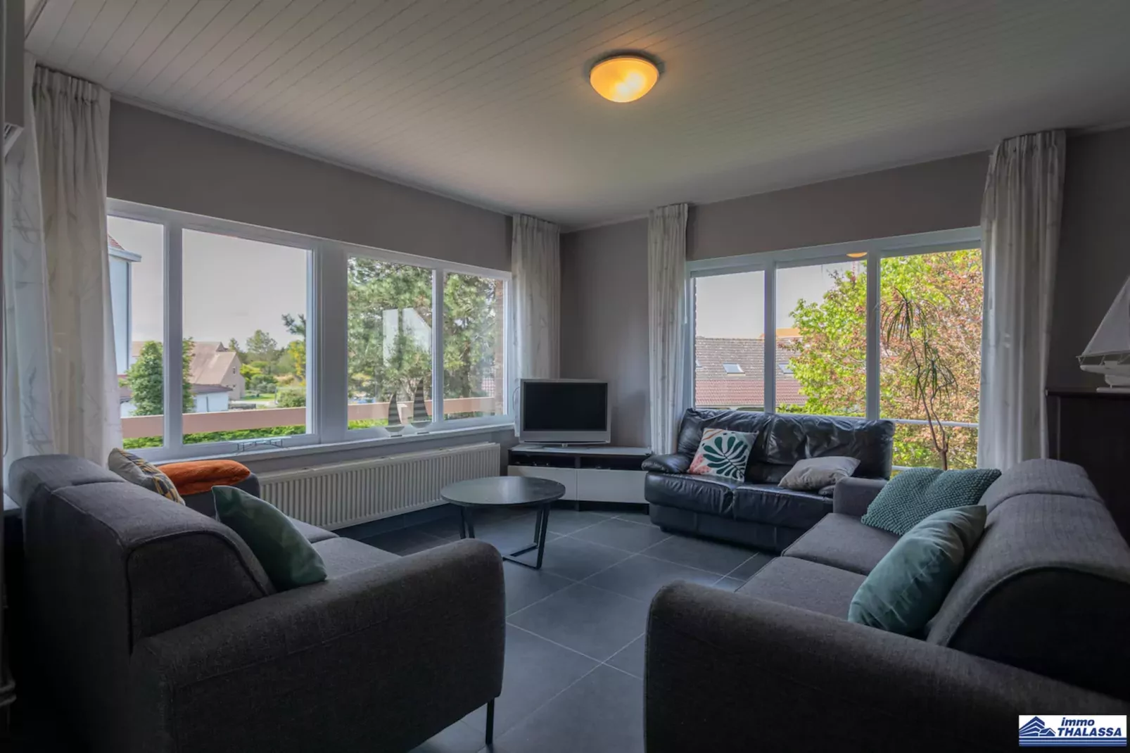 At Home-Woonkamer
