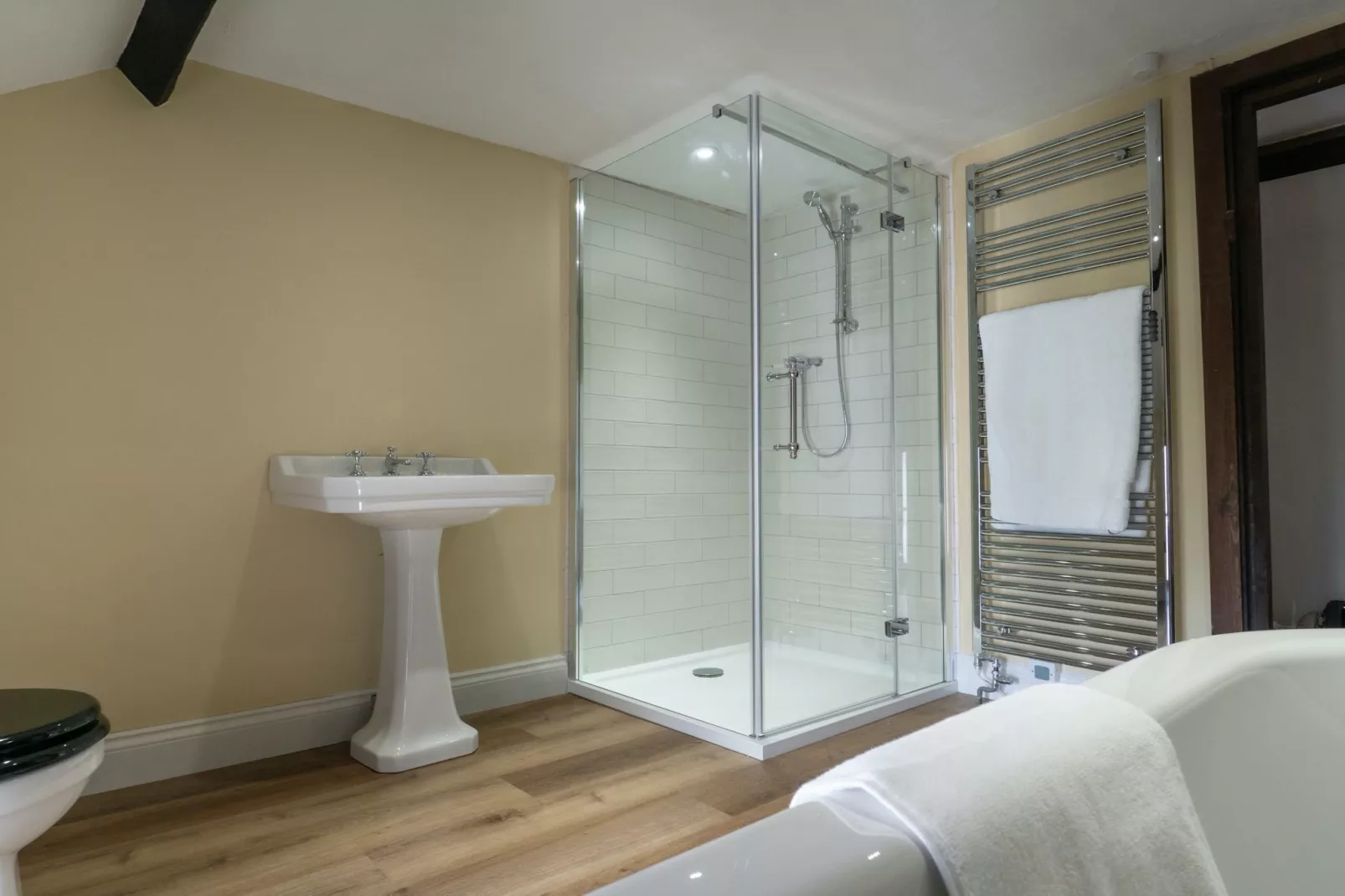 Lower Aylescott Farmhouse-Badkamer