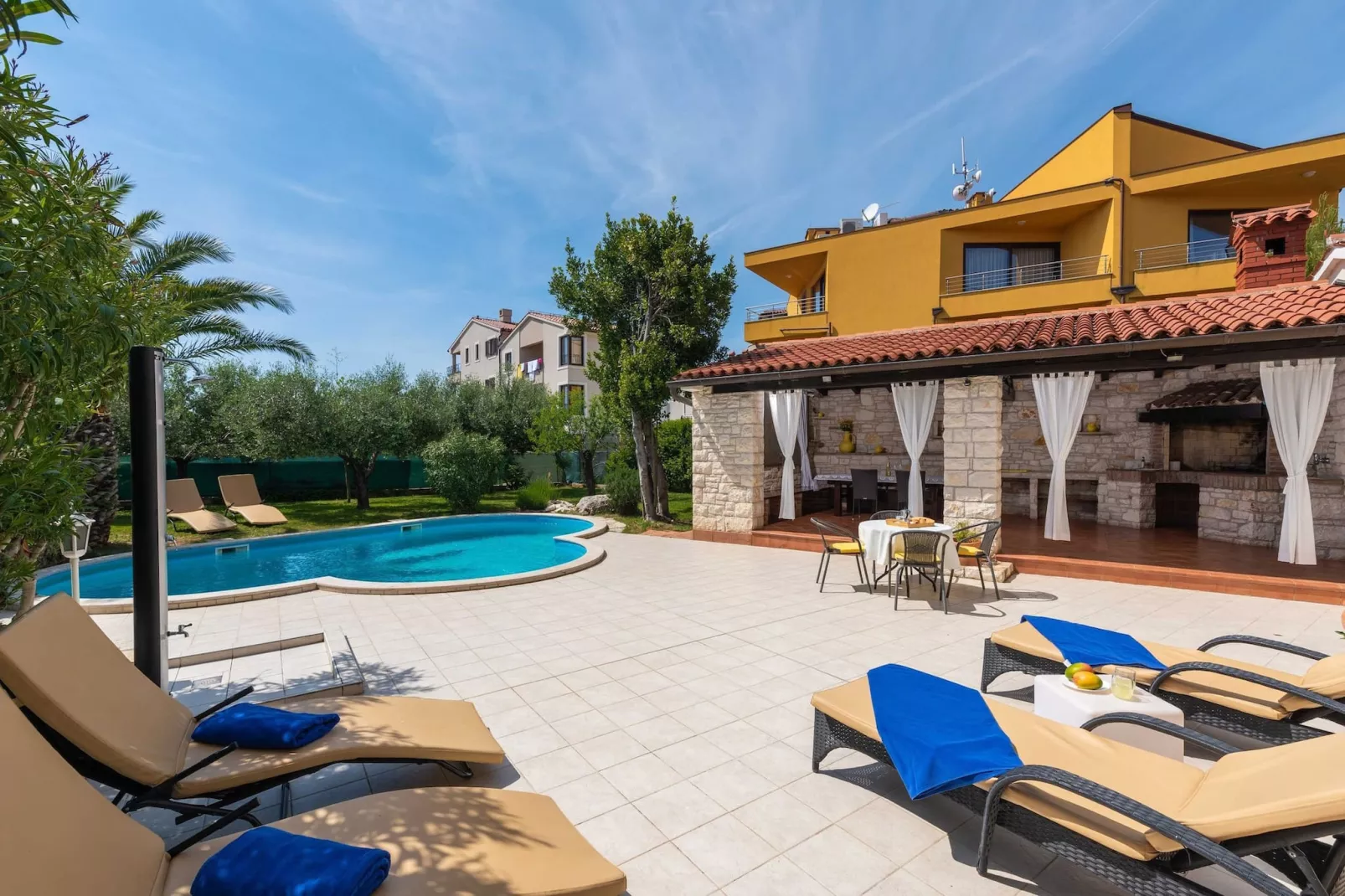 Villa Beauty with Private Pool-Tuinen zomer