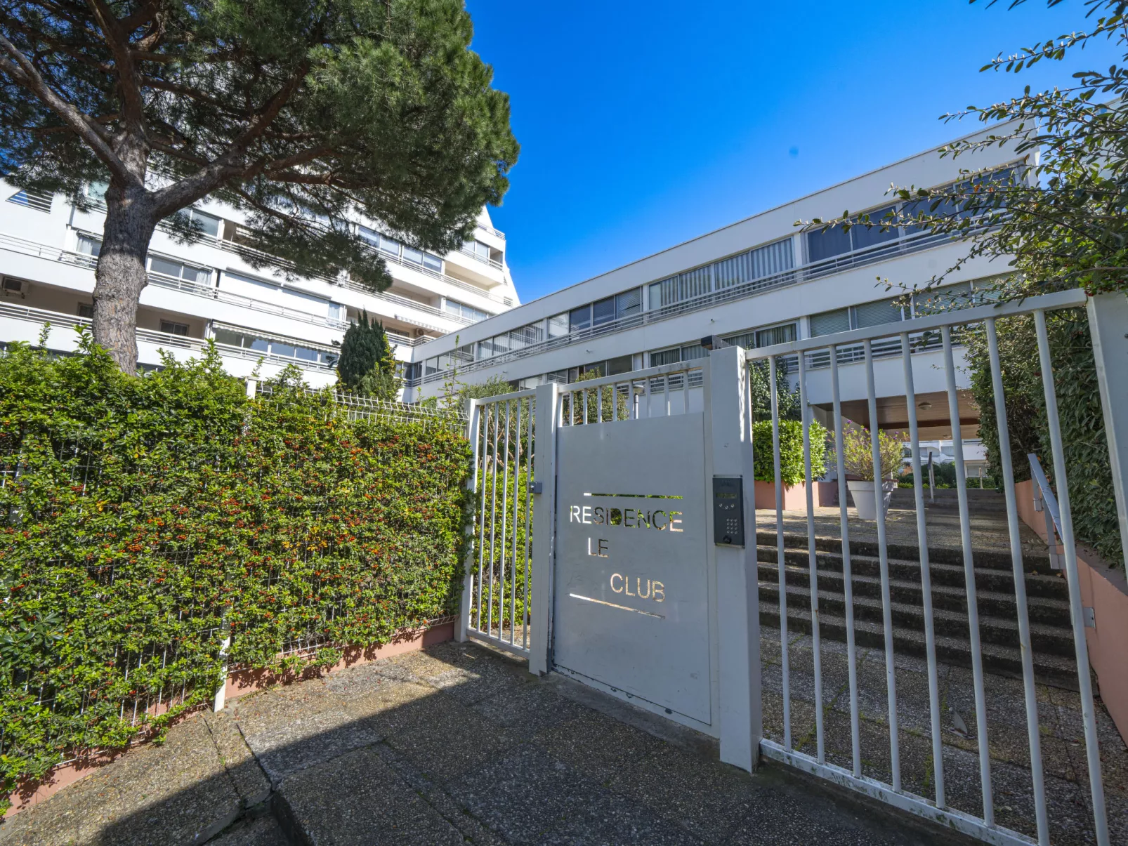 Le Club-Buiten