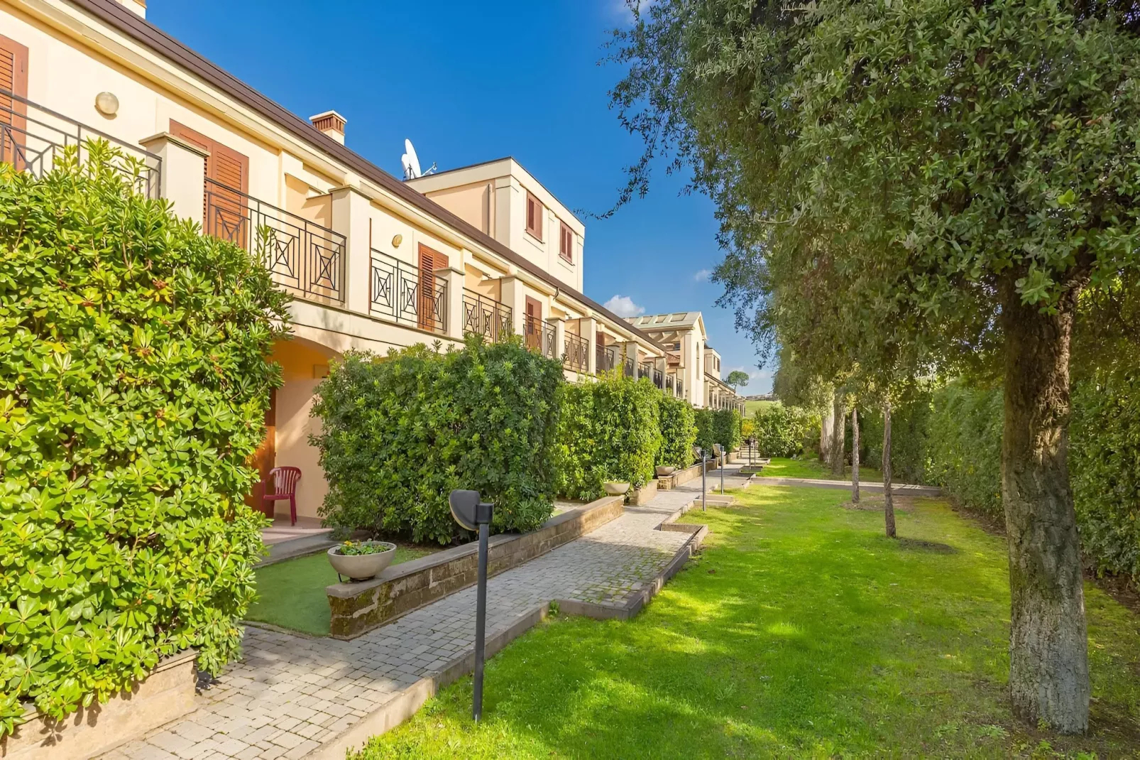 Bilocale vista giardino 105-Buitenkant zomer