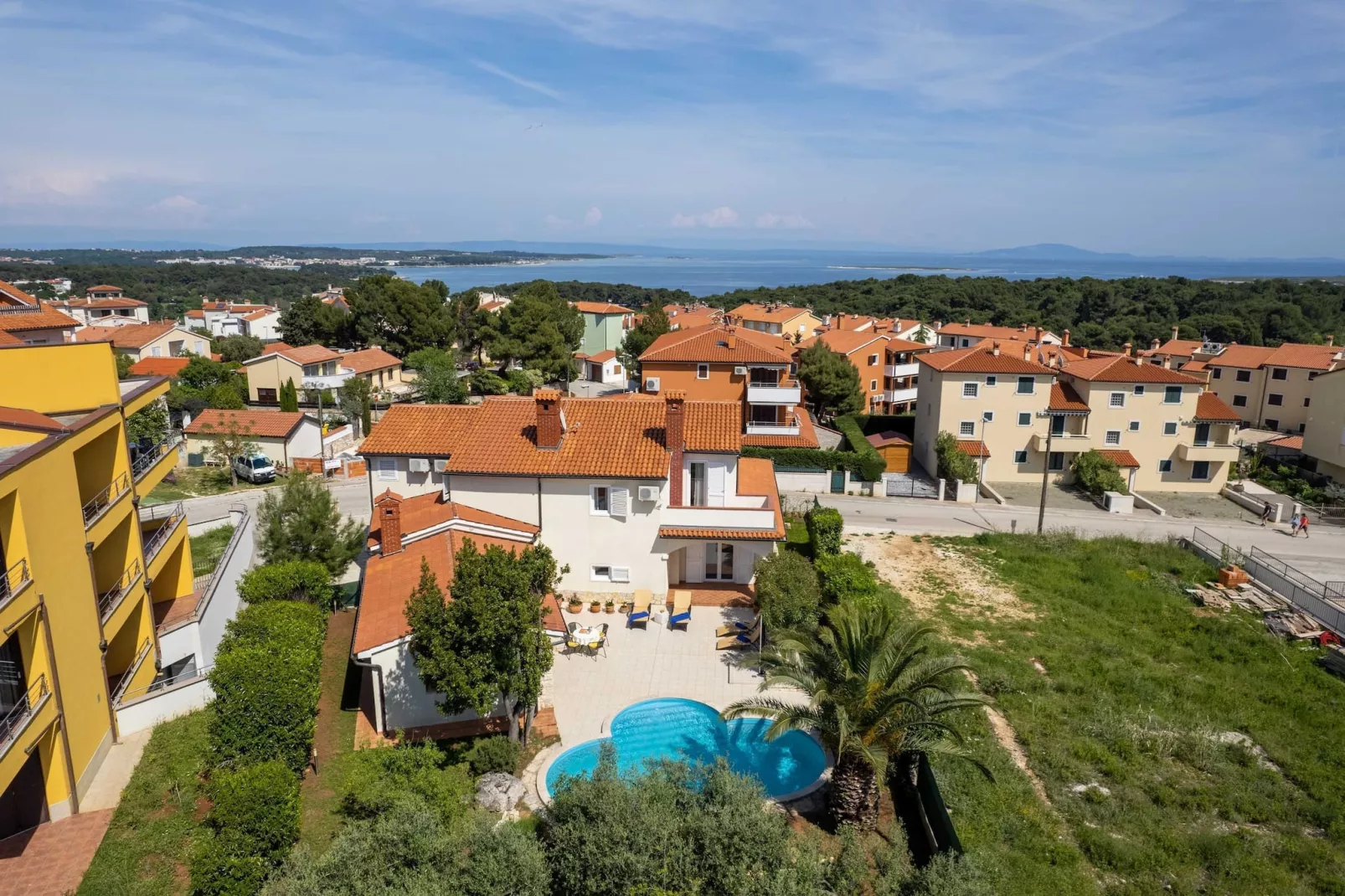Villa Beauty with Private Pool-Uitzicht zomer
