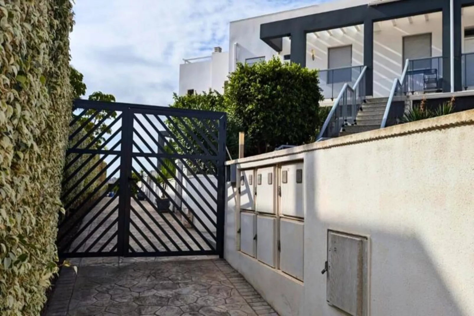 Appartement Moderne Avec Piscine, Terrasse Et Solarium-Image-tags.
