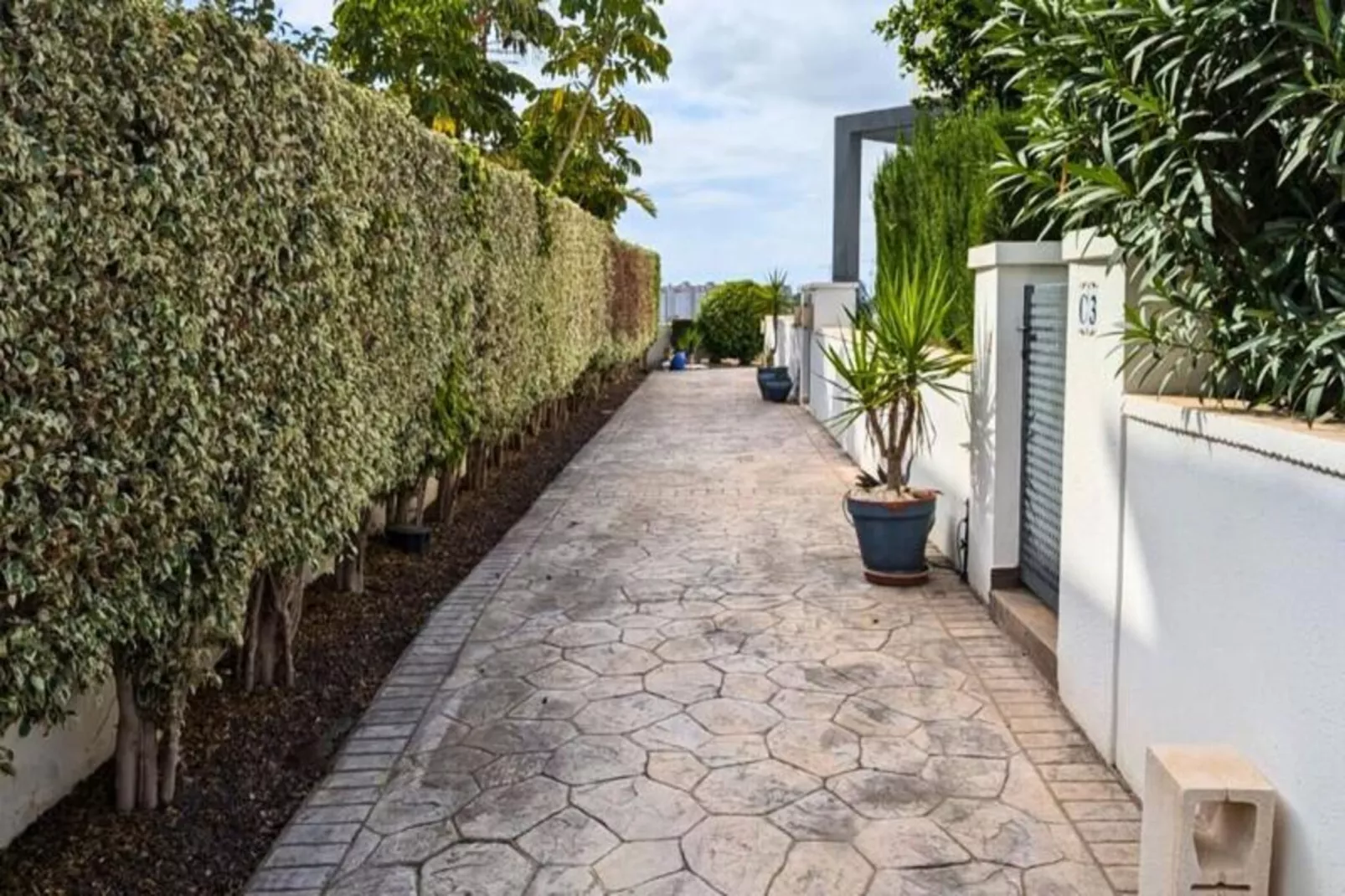 Appartement Moderne Avec Piscine, Terrasse Et Solarium-Image-tags.