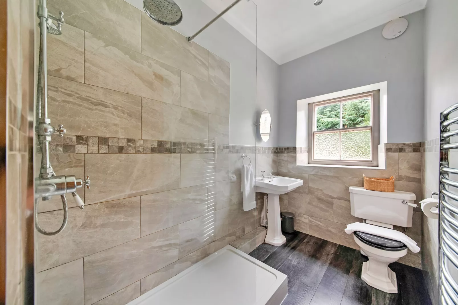 Low Green Cottage-Badkamer
