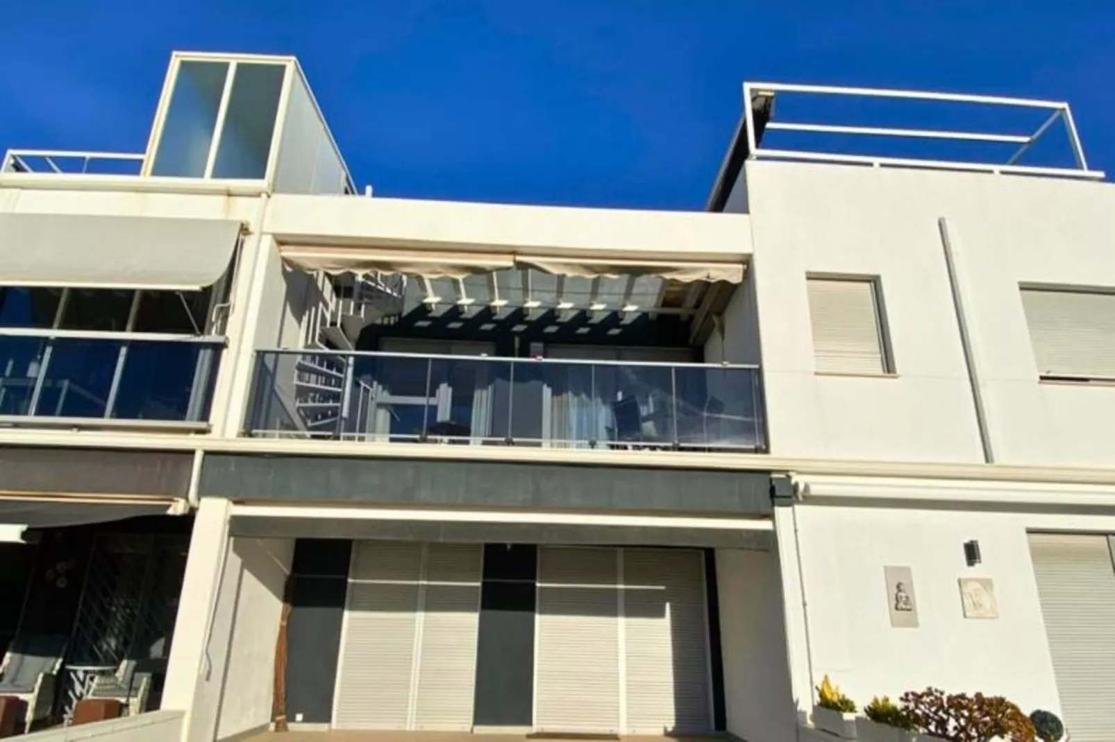 Appartement Moderne Avec Piscine, Terrasse Et Solarium-Image-tags.