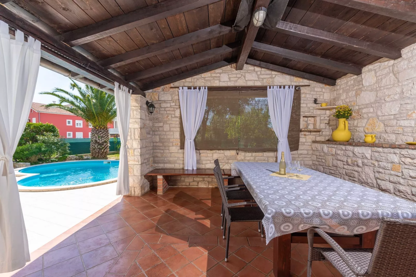 Villa Beauty with Private Pool-Terras