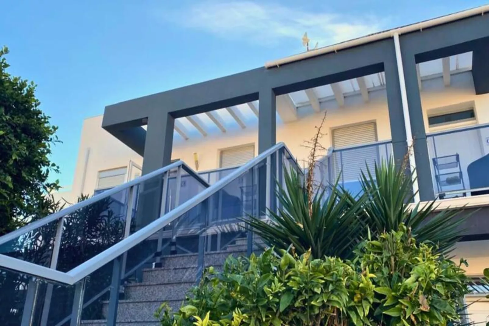 Appartement Moderne Avec Piscine, Terrasse Et Solarium-Image-tags.