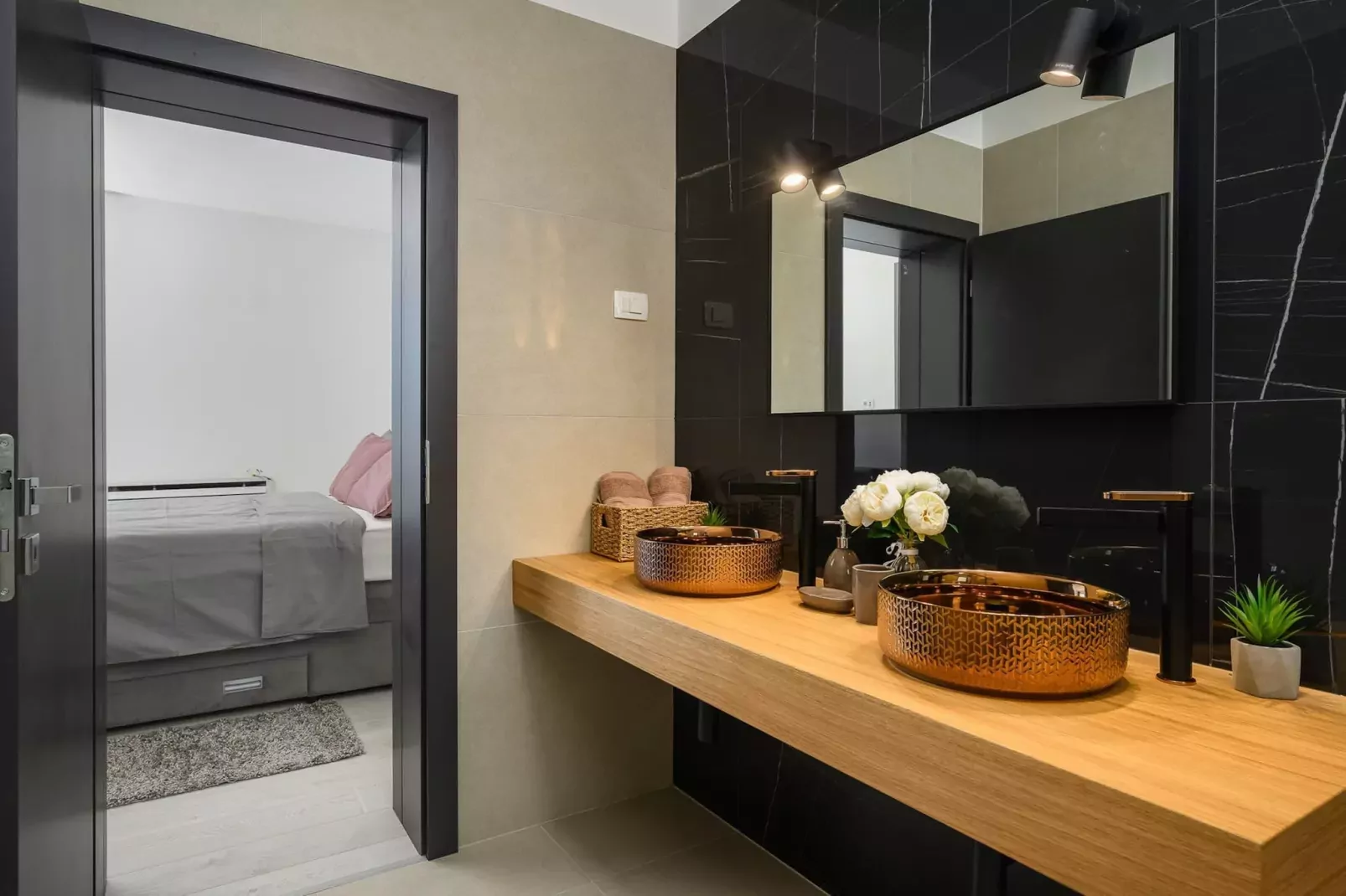 Villa de la Vie with Heated Swimming Pool-Badkamer