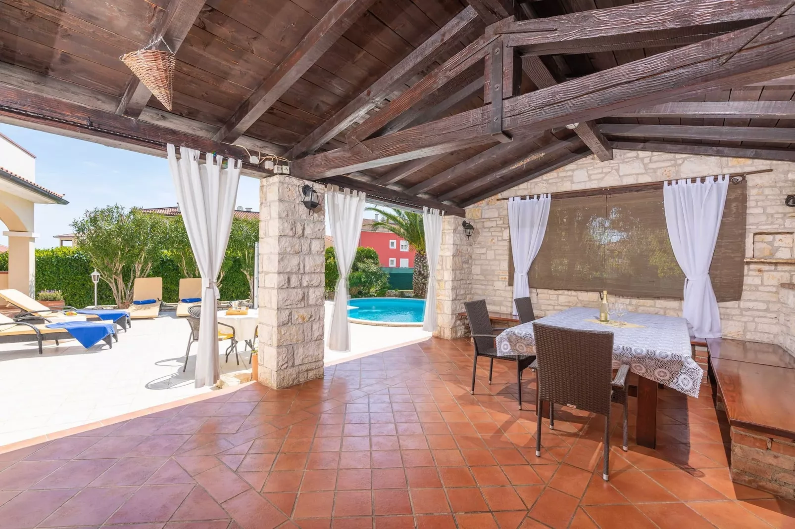 Villa Beauty with Private Pool-Terras