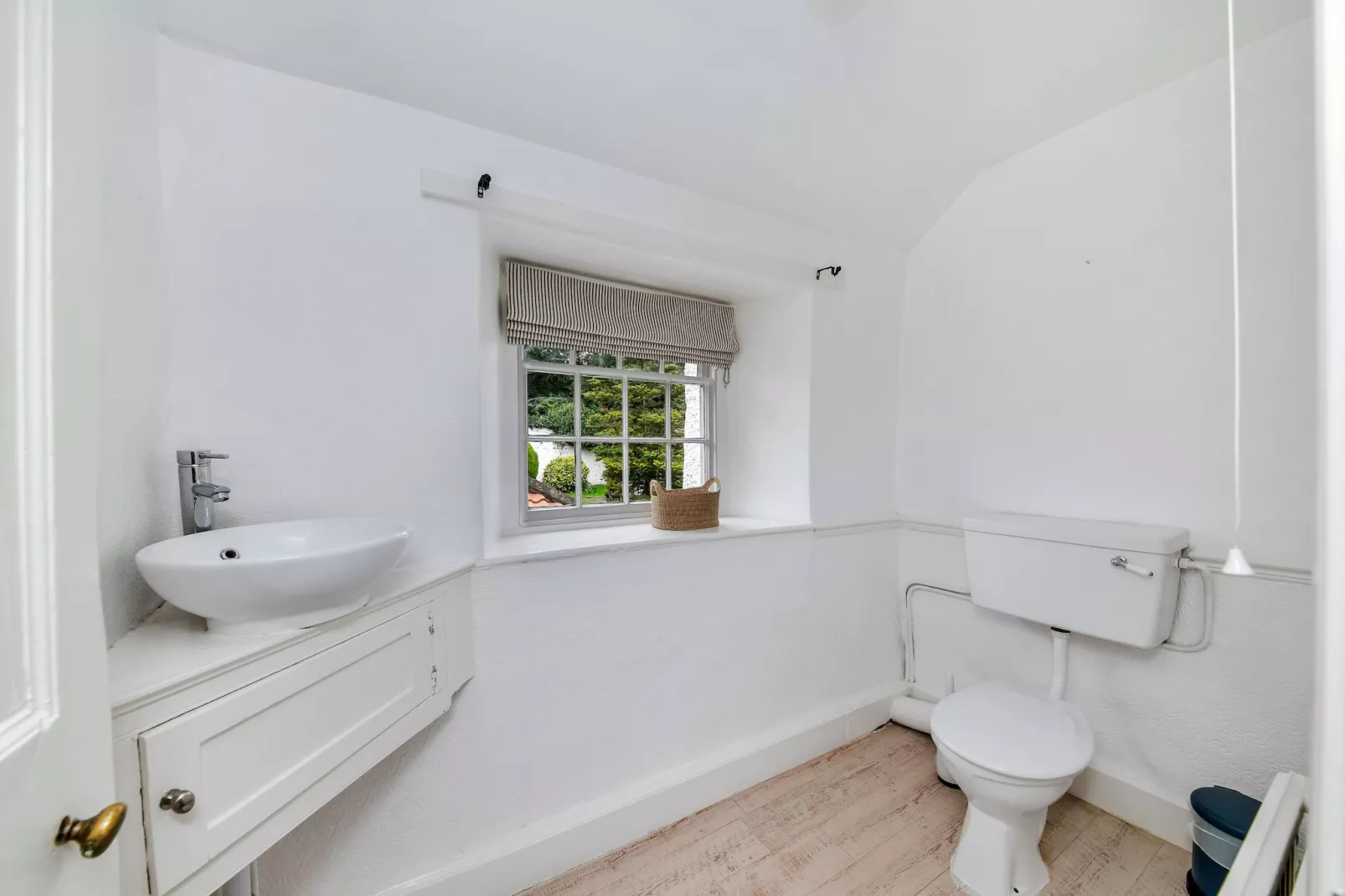 Low Green Cottage-Badkamer