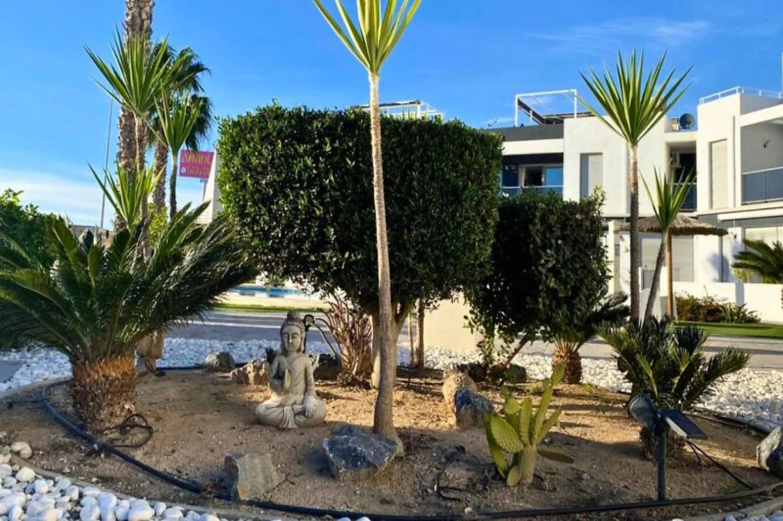 Appartement Moderne Avec Piscine, Terrasse Et Solarium-Image-tags.