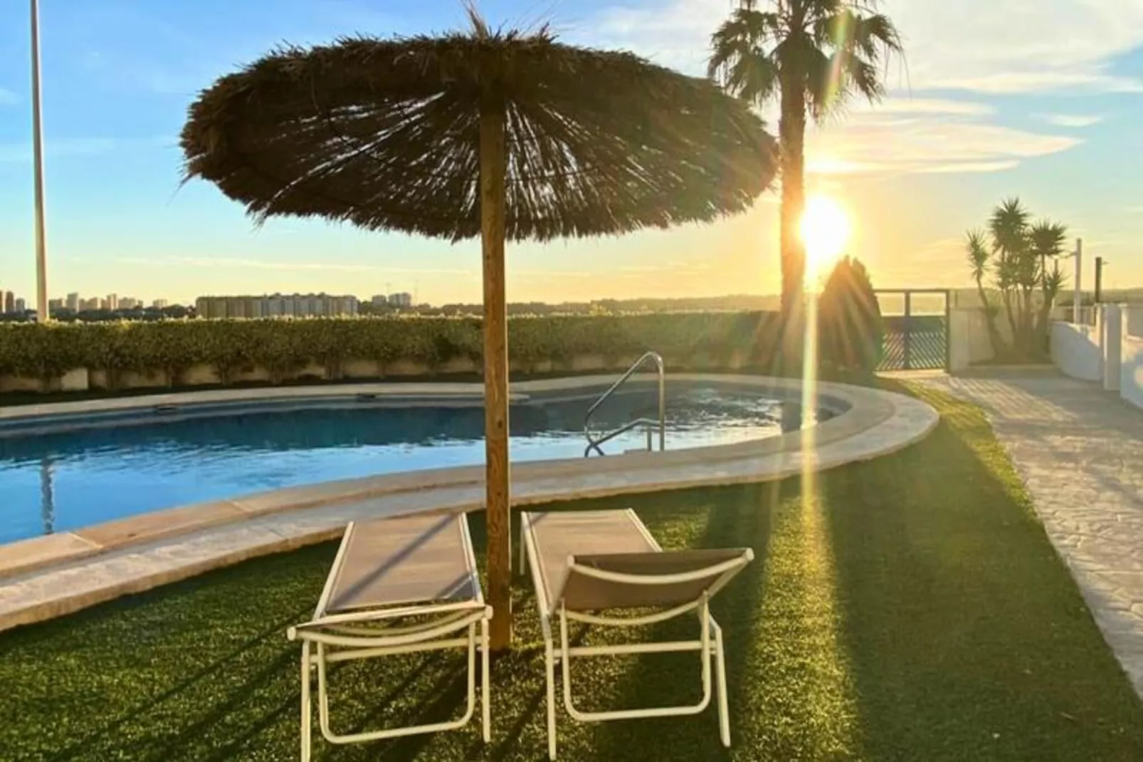 Appartement Moderne Avec Piscine, Terrasse Et Solarium-Image-tags.