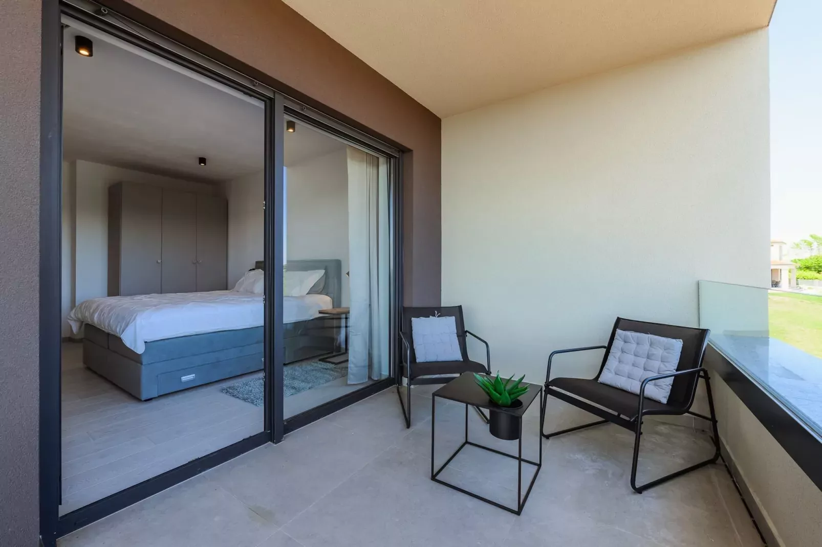Villa de la Vie with Heated Swimming Pool-Terrasbalkon