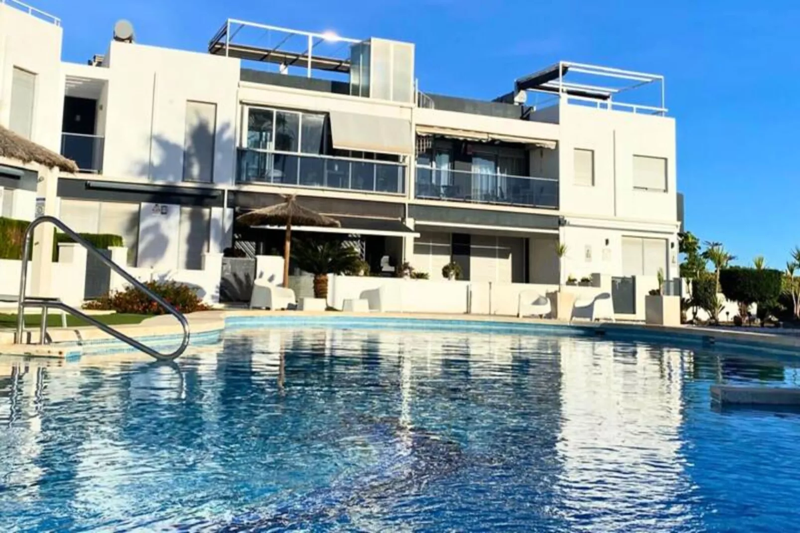 Appartement Moderne Avec Piscine, Terrasse Et Solarium-Image-tags.