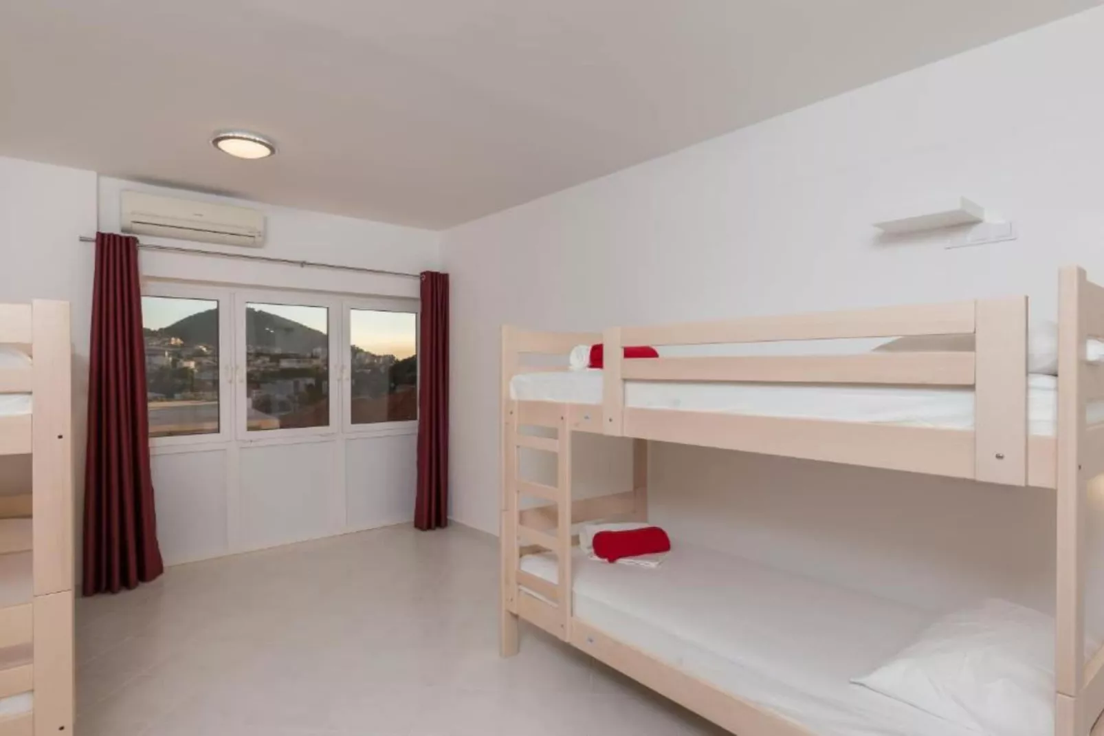 Hostel Free Bird - Bed in Five Bed Mixed Dormitory Room 4 (A)-Slaapkamer