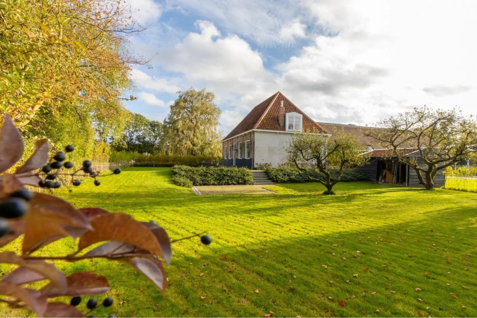 Vakantiehuis 'Boerderij Molenhof' - Stationsweg 5  Heinkenszand-Tuinen zomer
