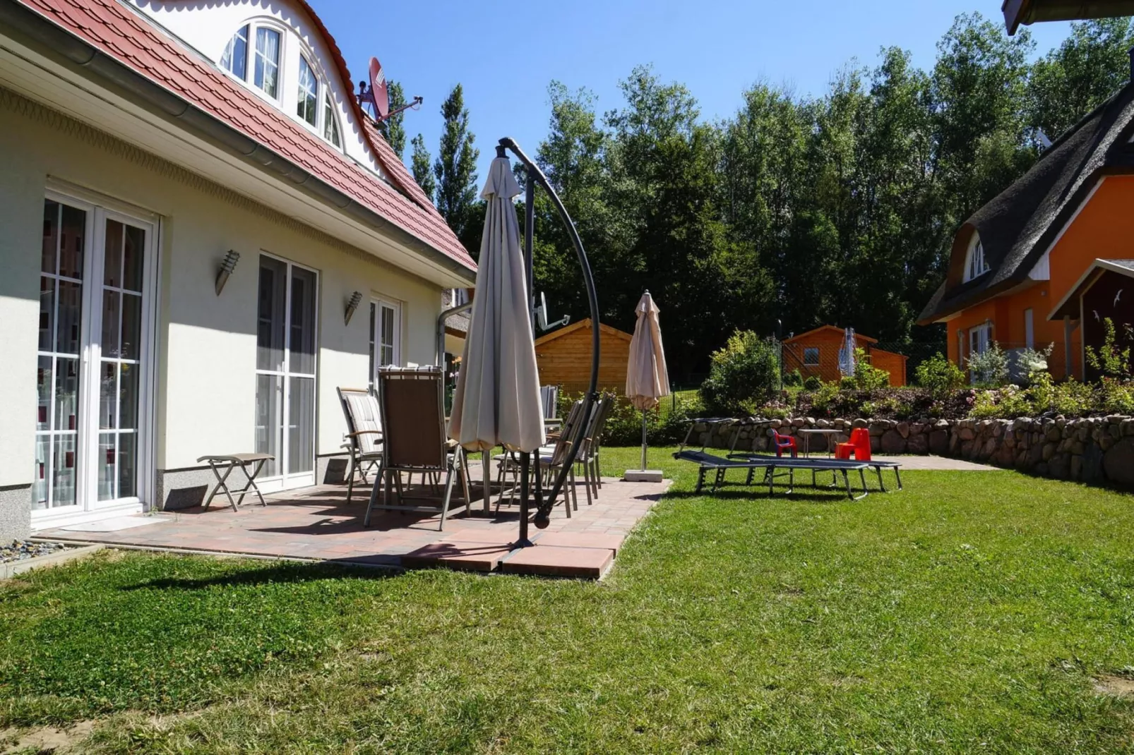 Ostseeresort Dampland-Reihenhaus Normalpreis-Tuinen zomer