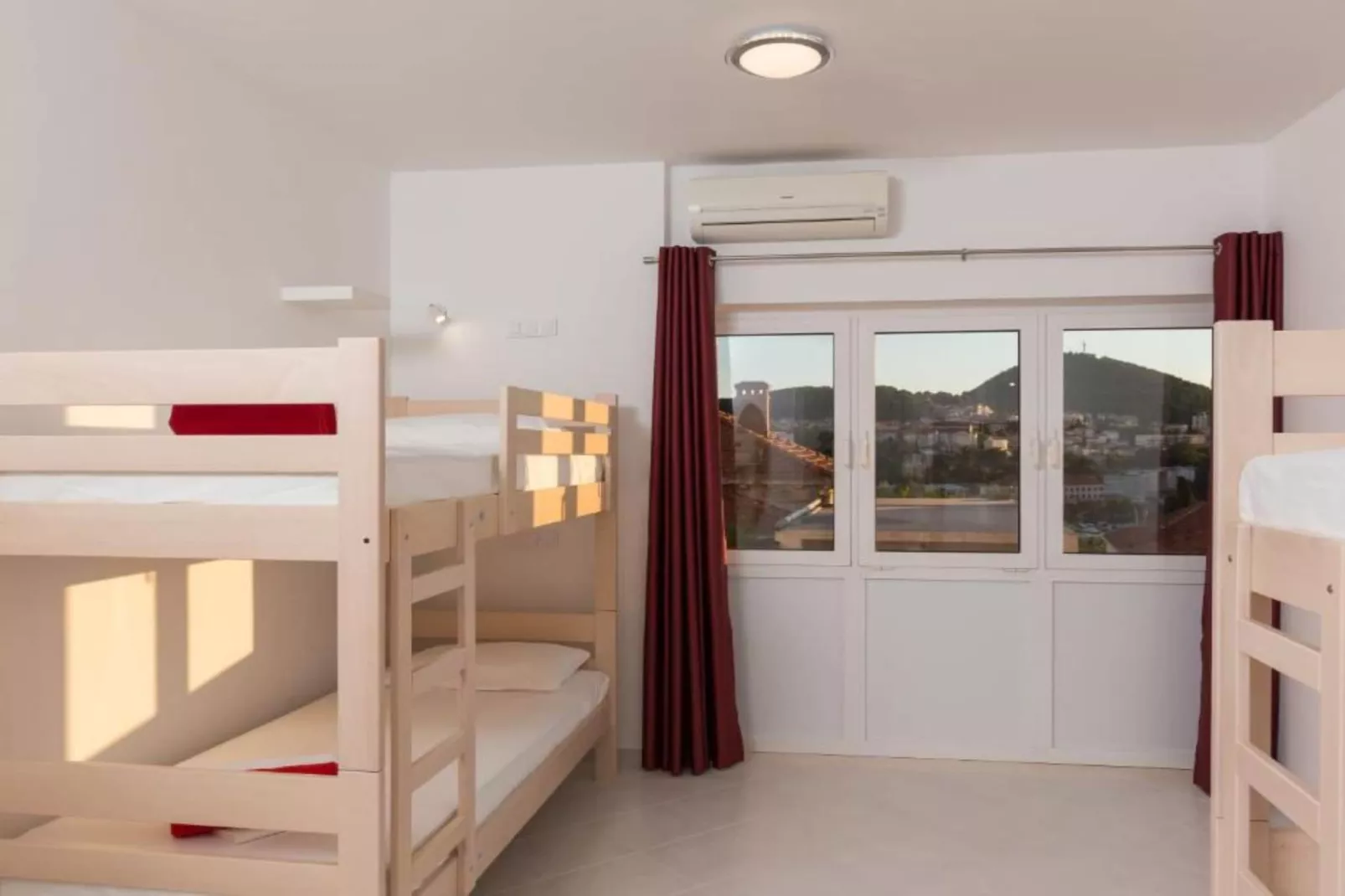 Hostel Free Bird - Bed in Five Bed Mixed Dormitory Room 4 (A)-Slaapkamer