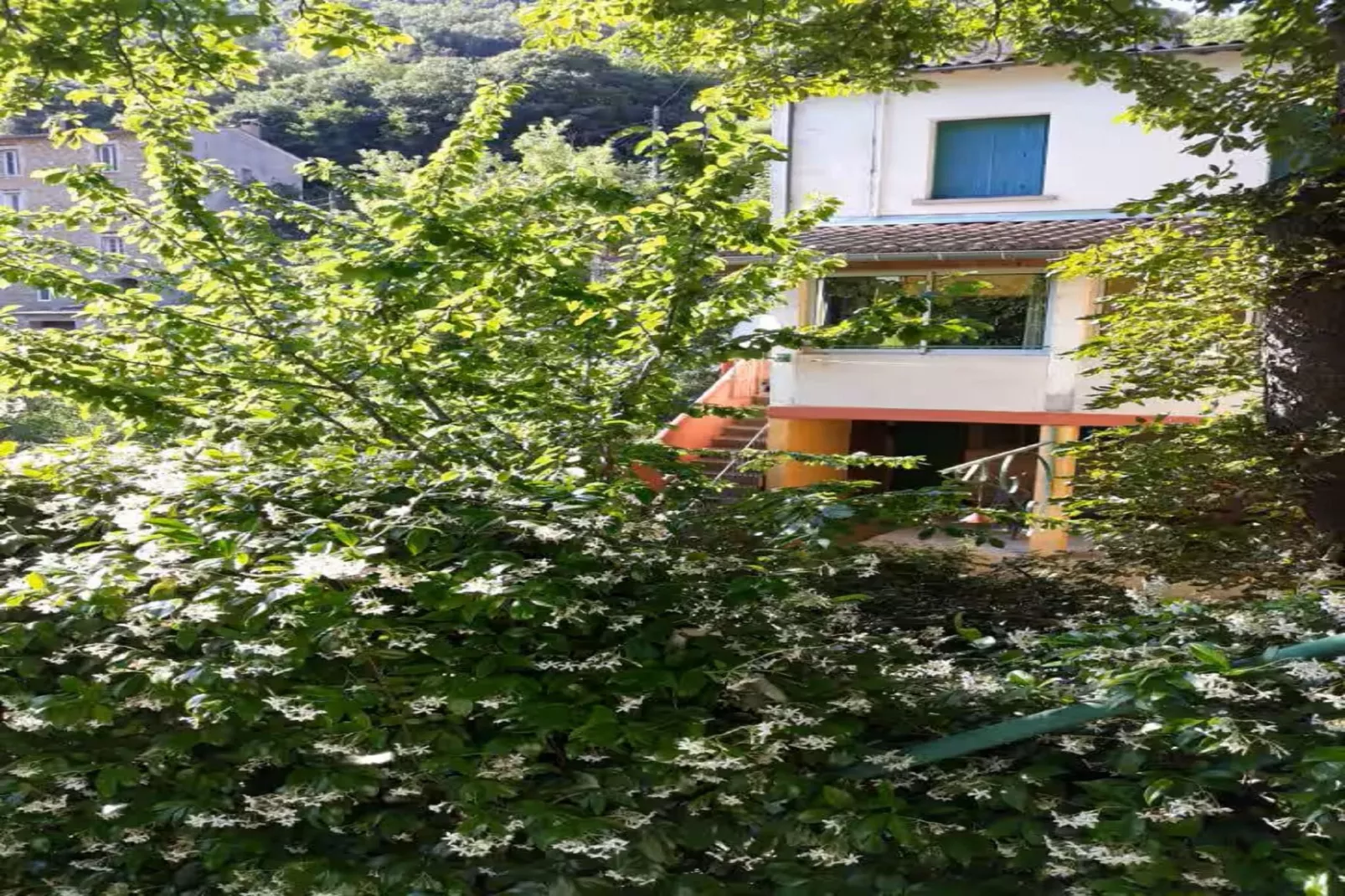 L'Atelier des Fileuses-Buitenkant zomer