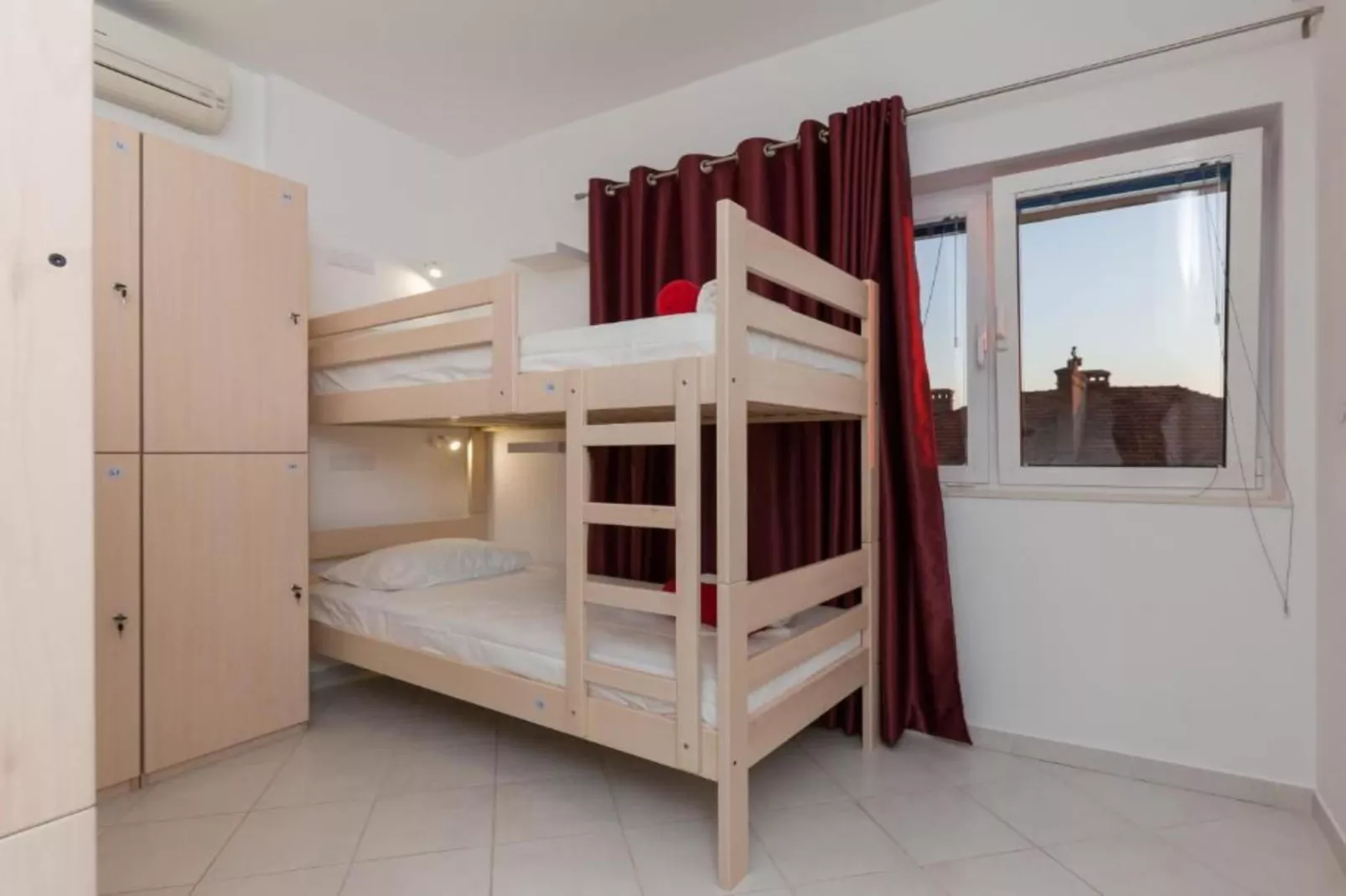 Hostel Free Bird - Bed in Five Bed Mixed Dormitory Room 4 (A)-Slaapkamer
