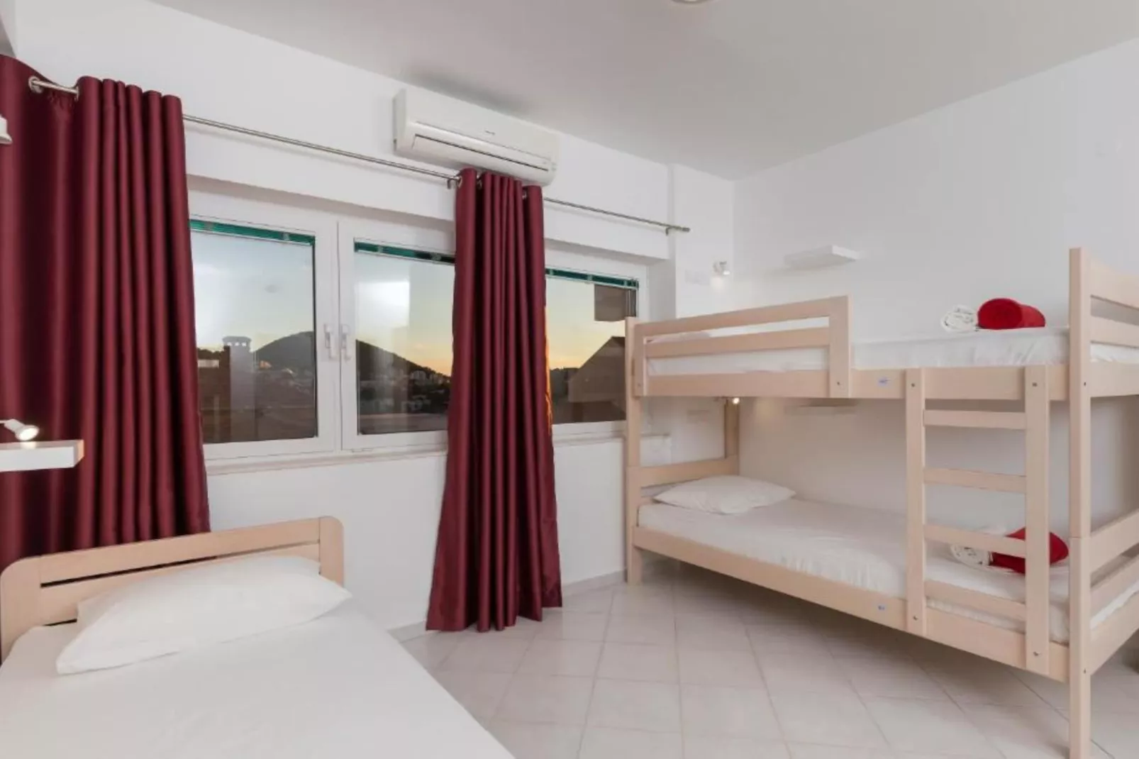 Hostel Free Bird - Bed in Five Bed Mixed Dormitory Room 4 (A)-Slaapkamer