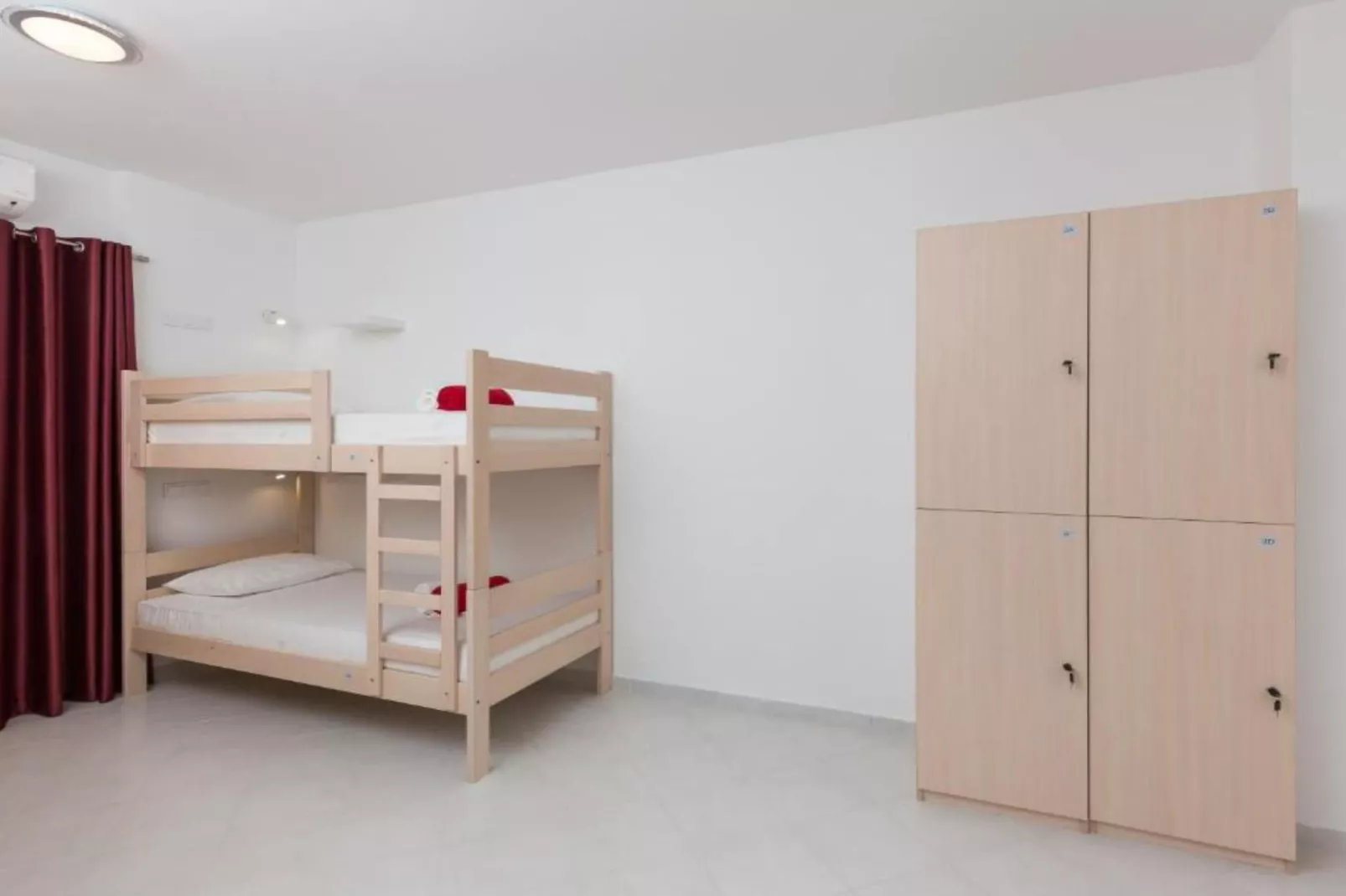 Hostel Free Bird - Bed in Five Bed Mixed Dormitory Room 4 (A)-Slaapkamer