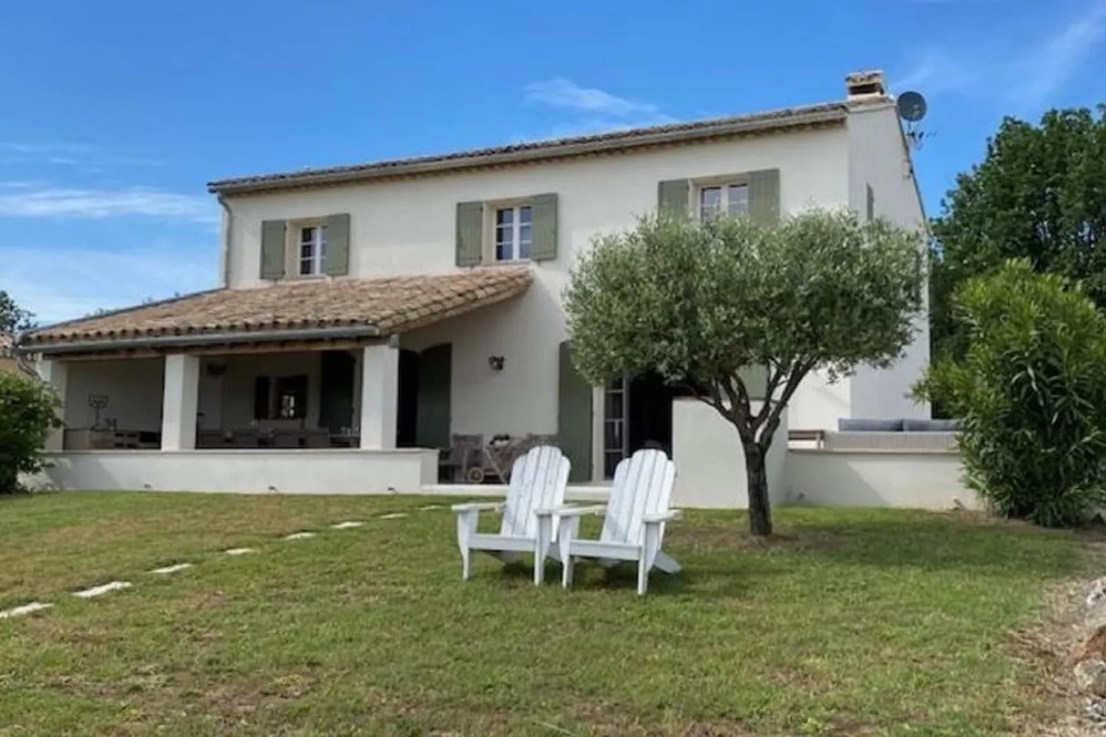 Maison Roquebeauresse-Buitenkant zomer