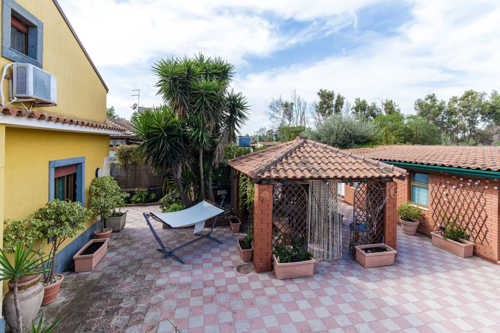 Casa Fassari-Buitenkant zomer