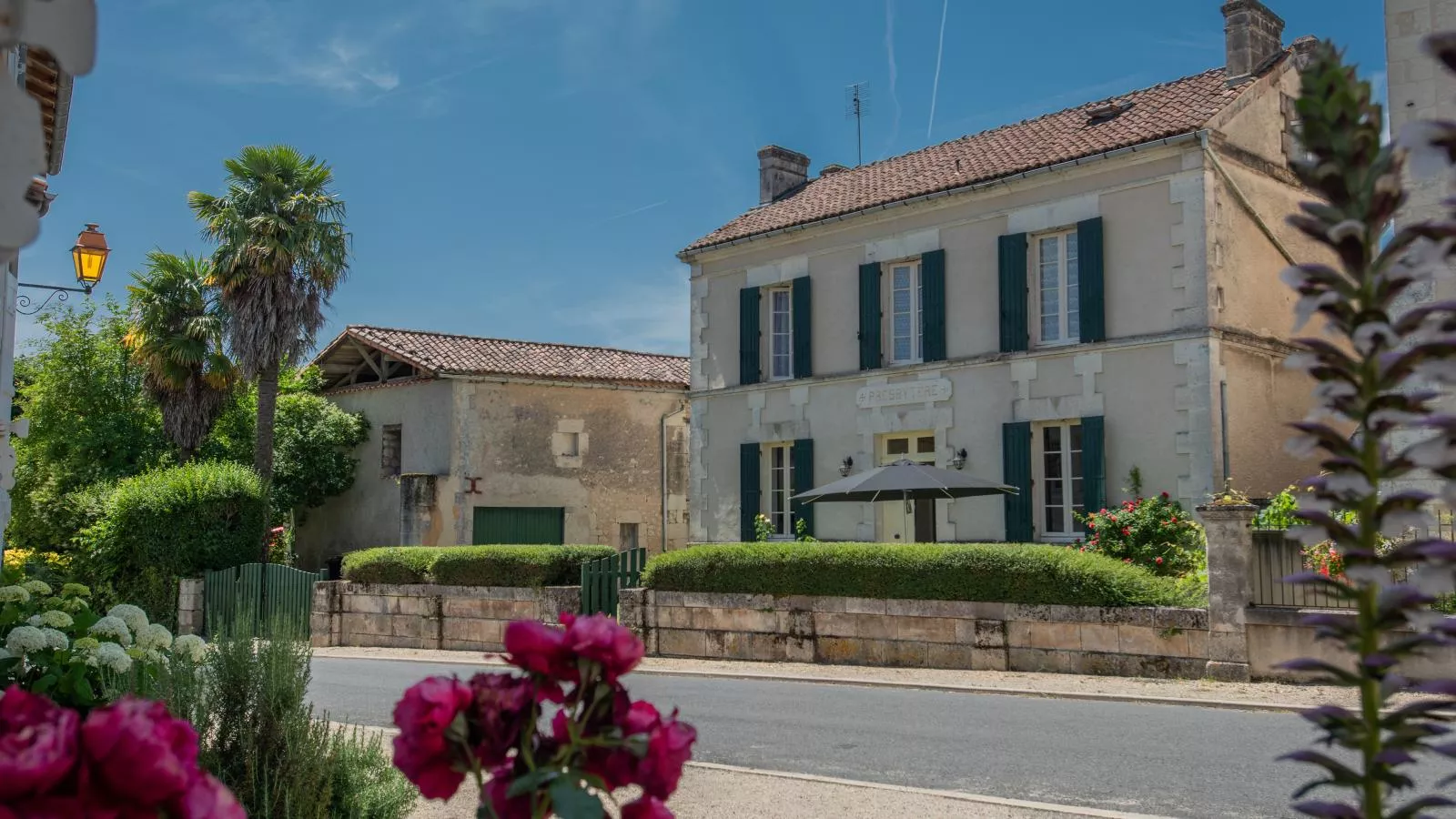 Gite Le Presbytère-Buitenkant zomer